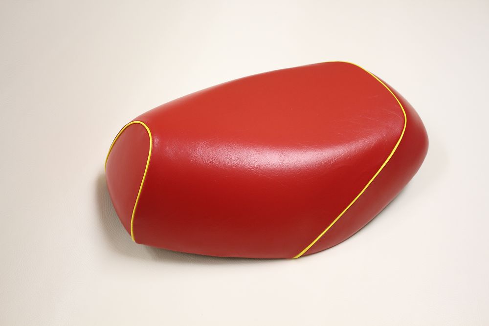 リード100（LEAD）JF06 張替タイプ 国産シートカバー 赤カバー・黄色パイピング GRONDEMENT（グロンドマン）