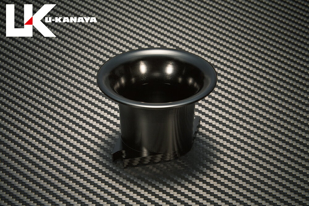 【適合】Φ35〜41のFCRラージボディ装着車入数：1個key：エアファンネル入数：1個全長：45mm最大幅：70mm内径：38.6mm強度・耐食性に優れた6061アルミ材U-KANAYAの全商品は、日本国内にて専門のスタッフが製品の組み立て及び検品を行っておりますので、安心してご使用いただけます。U-KANAYA アルミビレットファンネルは、腐食に強い6061アルミ合金を無垢材から削り出して製作しております。加工の難しい複合曲面をCNCマシニングセンタで削り出したハイクォリティな一品です。1個単位で販売しておりますので、単気筒・二気筒・四気筒の車種に合わせて必要な個数をお買い求めください。ゼファー750等のキャブピッチの狭い車種への取り付けには加工が必要になる場合があります。カラーアルマイトの特性上、日光や熱により色褪せが生じる場合があります。この商品は予告なしに価格や仕様を変更する場合があります。【商品内容】・FCR用アルミビレットファンネル（ブラック）×1個【商品名】アルミビレットエアファンネル（ブラック）Φ35〜41のFCRラージボディ装着車用【商品番号】U5-FLBK【メーカー】U-KANAYA【適合】Φ35〜41のFCRラージボディ装着車