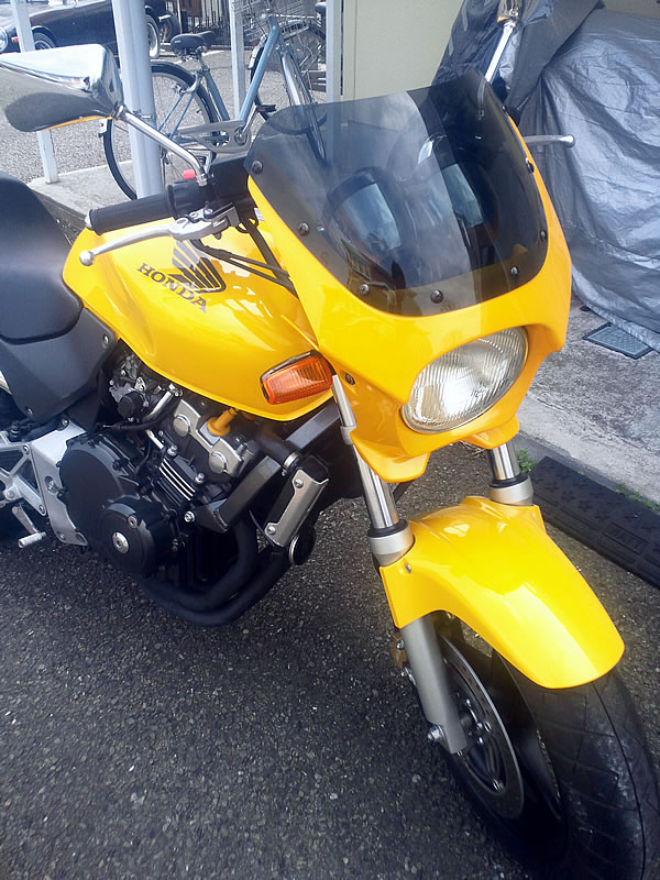 【適合車種】VTR250※画像の車種は適合車種と異なる場合がございます。その場合は取付参考画像となります。商品形状を画像よりご確認ください。受注生産のため発送迄1週間〜10日程度お時間を頂戴いたします。key：ビキニカウルzero354553※画像の車種は適合車種と異なる場合がございます。その場合は取付参考画像となります。商品形状を画像よりご確認ください。受注生産のため発送迄1週間〜10日程度お時間を頂戴いたします。■塗装：オーダーごとに純正色で塗装する汎用性の高いビキニカウルです。バイクの塗装色は調合が公開されておりません。ひとくちに黒という色でも、メーカーでは複数の色を設定しています。そのため、車の塗装と違い、調色・塗装は職人の腕にかかっています。DS-01の塗装は日産の塗装部門の責任者を務めたこともある職人と、バイクの塗装色を作り出す専門の職人の手によって行われています。■素材：ビキニカウル本体は、柔軟性が高いABS樹脂を採用。FRP製品は柔軟性が低いため無理に広げると割れ等を生じる場合がありますが、DS-01はより簡単に取り付けが出来るようABSを採用しています。■専用取り付けボルト：ビキニカウルを取り付けるための専用ボルトも同梱されています。より幅広い車種に対応出来るよう、アルミ製のカラーも付属しました。■選べるスクリーン形状：スクリーンの形状はカウル本体と長さを合わせたタイプR。タイプRより30mm程度長く、より風防効果を高めたタイプエアロを設定しました。スクリーンカラーはこちらの商品はスモークとなります。■スクリーンを取り付けた状態で出荷いたします。※画像は車両に取り付けたイメージとなります。車種によってはホーンなどと干渉を起こす場合がございますので多少の加工が必要になる場合がございます。（ホンダCB1300には専用のホーンオフセットステーが付属します）※車両への取り付け画像にはタイプRスクリーンが装着されているものもございます。予めご了承下さい。※お買い求めの際は車両のメーカーカラーコードをご確認下さい。カラーコード：Y-124Pカラー名：パールシャイニングイエロー素材：本体：ABS/スクリーン：アクリルセット内容：ビキニカウル本体タイプエアロスクリーン スモークカラービキニカウルマウントボルトクッションスペーサー取り付け説明書※スクリーンとカウルはボルト・ナットで固定した状態で納品致します重量：ビキニカウル本体【塗装した物】：420グラムAEROスクリーン：320グラムスクリーン固定用ボルト・ナット：70グラムビキニカウルマウントボルト：90グラム【商品名】汎用ビキニカウル DS-01 typeエアロ スモークスクリーン（パールシャイニングイエロー単色塗装）Y-124P【商品番号】W15-DS-01AERO-48【メーカー】WORLD WALK（ワールドウォーク）【車種メーカー】HONDA（ホンダ）【適合車種】VTR250