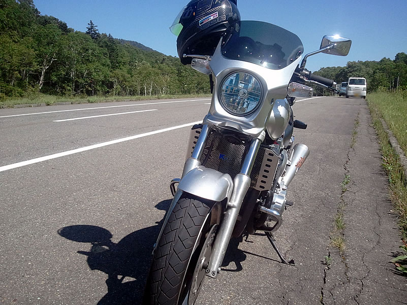 【適合車種】CB400SF※画像の車種は適合車種と異なる場合がございます。その場合は取付参考画像となります。商品形状を画像よりご確認ください。※受注生産のため発送迄1週間〜10日程度お時間を頂戴いたします。※こちらの商品のスクリーンはタイプエアロのスモークタイプとなります。画像と商品が異なる場合がございます。ご了承くださいませ。key：ビキニカウルzero354553※画像の車種は適合車種と異なる場合がございます。その場合は取付参考画像となります。商品形状を画像よりご確認ください。※受注生産のため発送迄1週間〜10日程度お時間を頂戴いたします。※こちらの商品のスクリーンはタイプエアロのスモークタイプとなります。画像と商品が異なる場合がございます。ご了承くださいませ。■塗装：オーダーごとに純正色で塗装する汎用性の高いビキニカウルです。バイクの塗装色は調合が公開されておりません。ひとくちに黒という色でも、メーカーでは複数の色を設定しています。そのため、車の塗装と違い、調色・塗装は職人の腕にかかっています。DS-01の塗装は日産の塗装部門の責任者を務めたこともある職人と、バイクの塗装色を作り出す専門の職人の手によって行われています。■素材：ビキニカウル本体は、柔軟性が高いABS樹脂を採用。FRP製品は柔軟性が低いため無理に広げると割れ等を生じる場合がありますが、DS-01はより簡単に取り付けが出来るようABSを採用しています。■専用取り付けボルト：ビキニカウルを取り付けるための専用ボルトも同梱されています。より幅広い車種に対応出来るよう、アルミ製のカラーも付属しました。■選べるスクリーン形状：スクリーンの形状はカウル本体と長さを合わせたタイプR。タイプRより30mm程度長く、より風防効果を高めたタイプエアロを設定しました。※こちらの商品はタイプエアロとなります。※画像は車両に取り付けたイメージとなります。車種によってはホーンなどと干渉を起こす場合がございますので多少の加工が必要になる場合がございます。（ホンダCB1300には専用のホーンオフセットステーが付属します）※お買い求めの際は車両のメーカーカラーコードをご確認下さい。カラーコード：NH-411Mカラー名：フォースシルバーメタリック本体：ABS/スクリーン：アクリルセット内容：ビキニカウル本体タイプエアロクリーン スモークカラービキニカウルマウントボルトクッションスペーサー取り付け説明書※スクリーンとカウルはボルト・ナットで固定した状態で納品致しますビキニカウル本体【塗装した物】：420グラムタイプエアロスクリーン：320グラムスクリーン固定用ボルト・ナット：70グラムビキニカウルマウントボルト：90グラム【商品名】汎用ビキニカウル DS-01 タイプエアロ スモークスクリーン（フォースシルバーメタリック）NH-411M【商品番号】W15-DS-01AERO-H2【メーカー】WORLD WALK（ワールドウォーク）【車種メーカー】HONDA（ホンダ）【適合車種】CB400SF