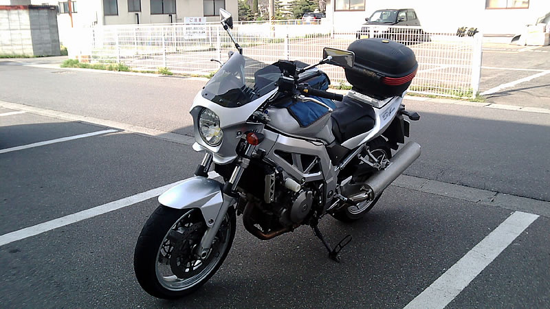 【適合車種】GSX1400※画像の車種は適合車種と異なる場合がございます。その場合は取付参考画像となります。商品形状を画像よりご確認ください。※受注生産のため発送迄1週間〜10日程度お時間を頂戴いたします。※こちらの商品のスクリーンはタイプRのスモークタイプとなります。画像と商品が異なる場合がございます。ご了承くださいませ。key：ビキニカウルzero399970※画像の車種は適合車種と異なる場合がございます。その場合は取付参考画像となります。商品形状を画像よりご確認ください。※受注生産のため発送迄1週間〜10日程度お時間を頂戴いたします。※こちらの商品のスクリーンはタイプRのスモークタイプとなります。画像と商品が異なる場合がございます。ご了承くださいませ。■塗装：オーダーごとに純正色で塗装する汎用性の高いビキニカウルです。バイクの塗装色は調合が公開されておりません。ひとくちに黒という色でも、メーカーでは複数の色を設定しています。そのため、車の塗装と違い、調色・塗装は職人の腕にかかっています。DS-01の塗装は日産の塗装部門の責任者を務めたこともある職人と、バイクの塗装色を作り出す専門の職人の手によって行われています。■素材：ビキニカウル本体は、柔軟性が高いABS樹脂を採用。FRP製品は柔軟性が低いため無理に広げると割れ等を生じる場合がありますが、DS-01はより簡単に取り付けが出来るようABSを採用しています。■専用取り付けボルト：ビキニカウルを取り付けるための専用ボルトも同梱されています。より幅広い車種に対応出来るよう、アルミ製のカラーも付属しました。■選べるスクリーン形状：スクリーンの形状はカウル本体と長さを合わせたタイプR。タイプRより30mm程度長く、より風防効果を高めたタイプエアロを設定しました。※こちらの商品はタイプRとなります。※画像は車両に取り付けたイメージとなります。車種によってはホーンなどと干渉を起こす場合がございますので多少の加工が必要になる場合がございます。※お買い求めの際は車両のメーカーカラーコードをご確認下さい。カラーコード：-カラー名：ソニックシルバーメタリック本体：ABS/スクリーン：アクリルセット内容：ビキニカウル本体タイプRスクリーン スモークカラービキニカウルマウントボルトクッションスペーサー取り付け説明書※スクリーンとカウルはボルト・ナットで固定した状態で納品致しますビキニカウル本体【塗装した物】：420グラムタイプRスクリーン：260グラムスクリーン固定用ボルト・ナット：70グラムビキニカウルマウントボルト：90グラム【商品名】汎用ビキニカウル DS-01 タイプR スモークスクリーン（ソニックシルバーメタリック）【商品番号】W15-DS-01R-27【メーカー】WORLD WALK（ワールドウォーク）【車種メーカー】SUZUKI（スズキ）【適合車種】GSX1400