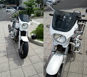 【適合車種】CB400SF※画像の車種は適合車種と異なる場合がございます。その場合は取付参考画像となります。商品形状を画像よりご確認ください。※受注生産のため発送迄1週間〜10日程度お時間を頂戴いたします。※こちらの商品のスクリーンはタイプRのスモークタイプとなります。画像と商品が異なる場合がございます。ご了承くださいませ。key：ビキニカウルzero354553※画像の車種は適合車種と異なる場合がございます。その場合は取付参考画像となります。商品形状を画像よりご確認ください。※受注生産のため発送迄1週間〜10日程度お時間を頂戴いたします。※こちらの商品のスクリーンはタイプRのスモークタイプとなります。画像と商品が異なる場合がございます。ご了承くださいませ。■塗装：オーダーごとに純正色で塗装する汎用性の高いビキニカウルです。バイクの塗装色は調合が公開されておりません。ひとくちに黒という色でも、メーカーでは複数の色を設定しています。そのため、車の塗装と違い、調色・塗装は職人の腕にかかっています。DS-01の塗装は日産の塗装部門の責任者を務めたこともある職人と、バイクの塗装色を作り出す専門の職人の手によって行われています。■素材：ビキニカウル本体は、柔軟性が高いABS樹脂を採用。FRP製品は柔軟性が低いため無理に広げると割れ等を生じる場合がありますが、DS-01はより簡単に取り付けが出来るようABSを採用しています。■専用取り付けボルト：ビキニカウルを取り付けるための専用ボルトも同梱されています。より幅広い車種に対応出来るよう、アルミ製のカラーも付属しました。■選べるスクリーン形状：スクリーンの形状はカウル本体と長さを合わせたタイプR。タイプRより30mm程度長く、より風防効果を高めたタイプエアロを設定しました。※こちらの商品はタイプRとなります。※画像は車両に取り付けたイメージとなります。車種によってはホーンなどと干渉を起こす場合がございますので多少の加工が必要になる場合がございます。（ホンダCB1300には専用のホーンオフセットステーが付属します）※お買い求めの際は車両のメーカーカラーコードをご確認下さい。カラーコード：NH-193Pカラー名：パールクリスタルホワイト本体：ABS/スクリーン：アクリルセット内容：ビキニカウル本体タイプRクリーン スモークカラービキニカウルマウントボルトクッションスペーサー取り付け説明書※スクリーンとカウルはボルト・ナットで固定した状態で納品致しますビキニカウル本体【塗装した物】：420グラムタイプRスクリーン：260グラムスクリーン固定用ボルト・ナット：70グラムビキニカウルマウントボルト：90グラム【商品名】汎用ビキニカウル DS-01 typeR スモークスクリーン（パールクリスタルホワイト）NH-193P【商品番号】W15-DS-01R-H4【メーカー】WORLD WALK（ワールドウォーク）【車種メーカー】HONDA（ホンダ）【適合車種】CB400SF