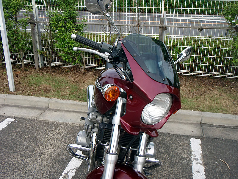 【適合車種】W650※画像の車種は適合車種と異なる場合がございます。その場合は取付参考画像となります。商品形状を画像よりご確認ください。※受注生産のため発送迄1週間〜10日程度お時間を頂戴いたします。※こちらの商品のスクリーンはタイプRのスモークタイプとなります。画像と商品が異なる場合がございます。ご了承くださいませ。key：ビキニカウルzero366440※画像の車種は適合車種と異なる場合がございます。その場合は取付参考画像となります。商品形状を画像よりご確認ください。※受注生産のため発送迄1週間〜10日程度お時間を頂戴いたします。※こちらの商品のスクリーンはタイプRのスモークタイプとなります。画像と商品が異なる場合がございます。ご了承くださいませ。■塗装：オーダーごとに純正色で塗装する汎用性の高いビキニカウルです。バイクの塗装色は調合が公開されておりません。ひとくちに黒という色でも、メーカーでは複数の色を設定しています。そのため、車の塗装と違い、調色・塗装は職人の腕にかかっています。DS-01の塗装は日産の塗装部門の責任者を務めたこともある職人と、バイクの塗装色を作り出す専門の職人の手によって行われています。■素材：ビキニカウル本体は、柔軟性が高いABS樹脂を採用。FRP製品は柔軟性が低いため無理に広げると割れ等を生じる場合がありますが、DS-01はより簡単に取り付けが出来るようABSを採用しています。■専用取り付けボルト：ビキニカウルを取り付けるための専用ボルトも同梱されています。より幅広い車種に対応出来るよう、アルミ製のカラーも付属しました。■選べるスクリーン形状：スクリーンの形状はカウル本体と長さを合わせたタイプR。タイプRより30mm程度長く、より風防効果を高めたタイプエアロを設定しました。※こちらの商品はタイプRとなります。※画像は車両に取り付けたイメージとなります。車種によってはホーンなどと干渉を起こす場合がございますので多少の加工が必要になる場合がございます。※お買い求めの際は車両のメーカーカラーコードをご確認下さい。カラーコード：p5カラー名：ルミナスビンテージレッド本体：ABS/スクリーン：アクリルセット内容：ビキニカウル本体タイプR スモークカラービキニカウルマウントボルトクッションスペーサー取り付け説明書※スクリーンとカウルはボルト・ナットで固定した状態で納品致しますビキニカウル本体【塗装した物】：420グラムタイプRスクリーン：260グラムスクリーン固定用ボルト・ナット：70グラムビキニカウルマウントボルト：90グラム【商品名】汎用ビキニカウル DS-01 タイプR スモークスクリーン（ルミナスビンテージレッド）コード：p5【商品番号】W15-DS-01R-K1【メーカー】WORLD WALK（ワールドウォーク）【車種メーカー】KAWASAKI（カワサキ）【適合車種】W650