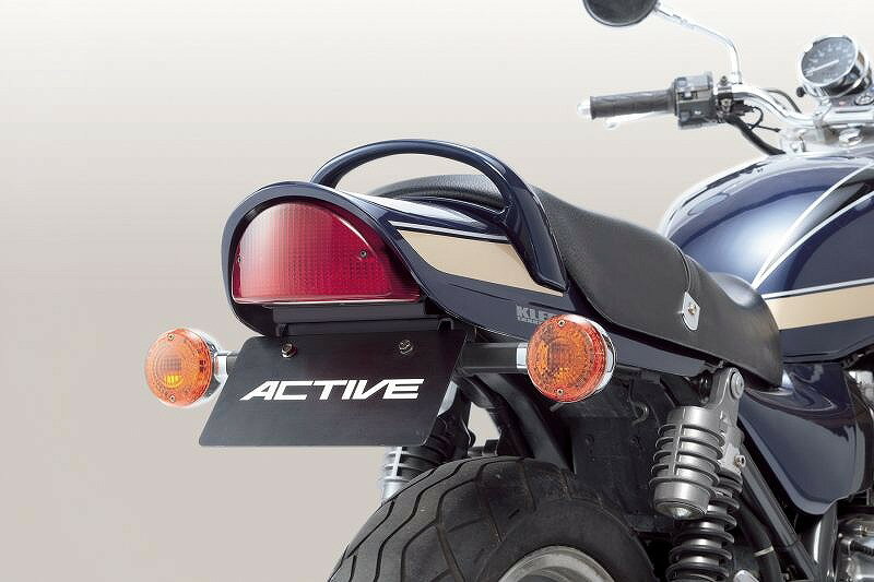 商品内容 商品名 　ZEPHYR750/750RS 01-06 フェンダーレス キット ブラック 純正使用ナンバー灯 ACTIVE アクティブ 1157036 フェンダーレスキット ZEPHYR750/750RS 01-06 状態 新品未使用 内容 ・車体に加工が必要なく、ノーマルウィンカーの取り付けはもちろん、装着位置やステーの形状にまでこだわった、スタイリッシュかつ車検に対応するフェンダーレスキットです。 【注意】 ・別売りのリフレクターキットが必要です。 ・車載工具固定用ステー付属。 適合車種： KAWASAKI（カワサキ） ・ZEPHYR750（ゼファー750）/'01年〜'06年 ・ZEPHYR750RS（ゼファー750RS）/'01年〜'06年ナンバー灯：純正使用 カラー：ブラック ナンバー角度：45° 必ずご注文前にお問合せ、メーカーのホームページなどでお確かめください 商品の詳細な情報については、PCページ、メーカーサイトでご確認ください 画像はイメージ画像です 一部の商品はメーカー取り寄せとなり廃盤、または欠品中の場合があります サイズ、デザインを必ずご確認の上、ご注文下さい お使いのPCや携帯電話などの環境により画像の商品と若干の色目が異なる事があります ご注意 人気商品に付き稀に在庫を切らす事があります。 お急ぎの方は必ず,在庫の確認をお願いします。 お使いのPCや携帯電話などの環境により画像の商品と若干の色目が異なる事があります。ご了承ください。 配送方法 日本郵便のみ対応しております。 一部離島等はこちらの都合で佐川急便で発送する場合も御座います。ゼファー750/750RS フェンダーレス キット ブラック 純正使用ナンバー灯 ACTIVE アクティブ 1157036 フェンダーレスキット ZEPHYR750/750RS 01-06