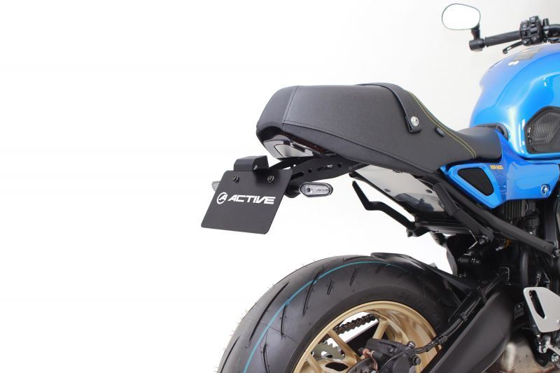 ■商品説明 車体に加工が必要なく、ノーマルウィンカーの取り付けはもちろん、装着位置やステーの形状にまでこだわった、スタイリッシュかつ車検に対応するフェンダーレスキットです。 ■適合車種 YAMAHA/ヤマハ XSR900 (2022年) ■仕様 カラー：ブラック ナンバー灯：LEDナンバー灯付き ナンバー角度：40° ■注意事項 ※画像はイメージです。サイズ、カラー違いの商品を含みます。実際の商品とは異なる場合があります。 ※別売りのリフレクターキットが必要です。 ※車検証に記載された車両全長から30mm以上変わると、構造変更が必要になる場合があります。車検場で指示があった場合は、検査官に従い記載事項の変更を受けてください。 ●対応車種に記載している車種でも年式、型式によっては一部取り付けができない場合があります。 ●商品の詳細な情報につきましては、ご注文前に必ずメーカーのホームページなどでお確かめください。 ●画像はイメージ画像です。サイズやデザインを必ずご確認の上、ご注文下さい。 ●お使いのPCや携帯電話などの環境により画像の商品と若干の色目が異なる事があります。 ●人気商品につき在庫を切らす事があります。 ●一部の商品はメーカー取り寄せとなり廃盤、または欠品中の場合があります。 ●お急ぎの方は必ず、在庫の確認をお願いします。アクティブ 1153073 フェンダーレスキット LEDナンバー灯付き ブラック XSR900 ナンバー取付ステー 外装 パーツ ACTIVE
