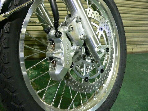 BEET 0671-KA9-GS ブレンボ ブレーキキット キャリパーゴールド+インナーローターシルバー W400/W650/W800のサムネイル