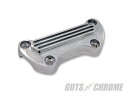 商品内容 商品名 　GUTS CHROME ガッツ クローム 25-2109 V-Twin フィンド ライザートップクランプ 1インチ用 クローム ガッツ クローム 25-2109 状態 新品未使用 内容 ショベルからエボまでの純正スタイルフィン付ライザークランプです。 ショートスカートタイプ、1インチハンドル用、クローム仕上げ。 ※メーターブラケット付きの場合はブラケットの移設が必要です。 ●メーカー：V-Twin ●OEM品番：56115-79 ●Made in TAIWAN ●コメント：不明な点や適合車種の問合せなどお気軽にお問い合わせ下さい。 画像はイメージ画像となります。 一部の商品はメーカー取り寄せとなり廃盤、または欠品中の場合があります。 ご了承ください。 サイズ、デザインなどを必ずご確認の上、ご注文下さい。 掲載されている製品のデザイン、価格は予告なく変更することがありますので、ご了承ください。 ご注意 人気商品に付き稀に在庫を切らす事があります。 お急ぎの方は必ず,在庫の確認をお願いします。 お使いのPCや携帯電話などの環境により画像の商品と若干の色目が異なる事があります。ご了承ください。 配送方法 日本郵便のみ対応しております。 一部離島等はこちらの都合で佐川急便で発送する場合も御座います。GUTS CHROME ガッツ クローム 25-2109 V-Twin フィンド ライザートップクランプ 1インチ用 クローム ガッツ クローム 25-2109