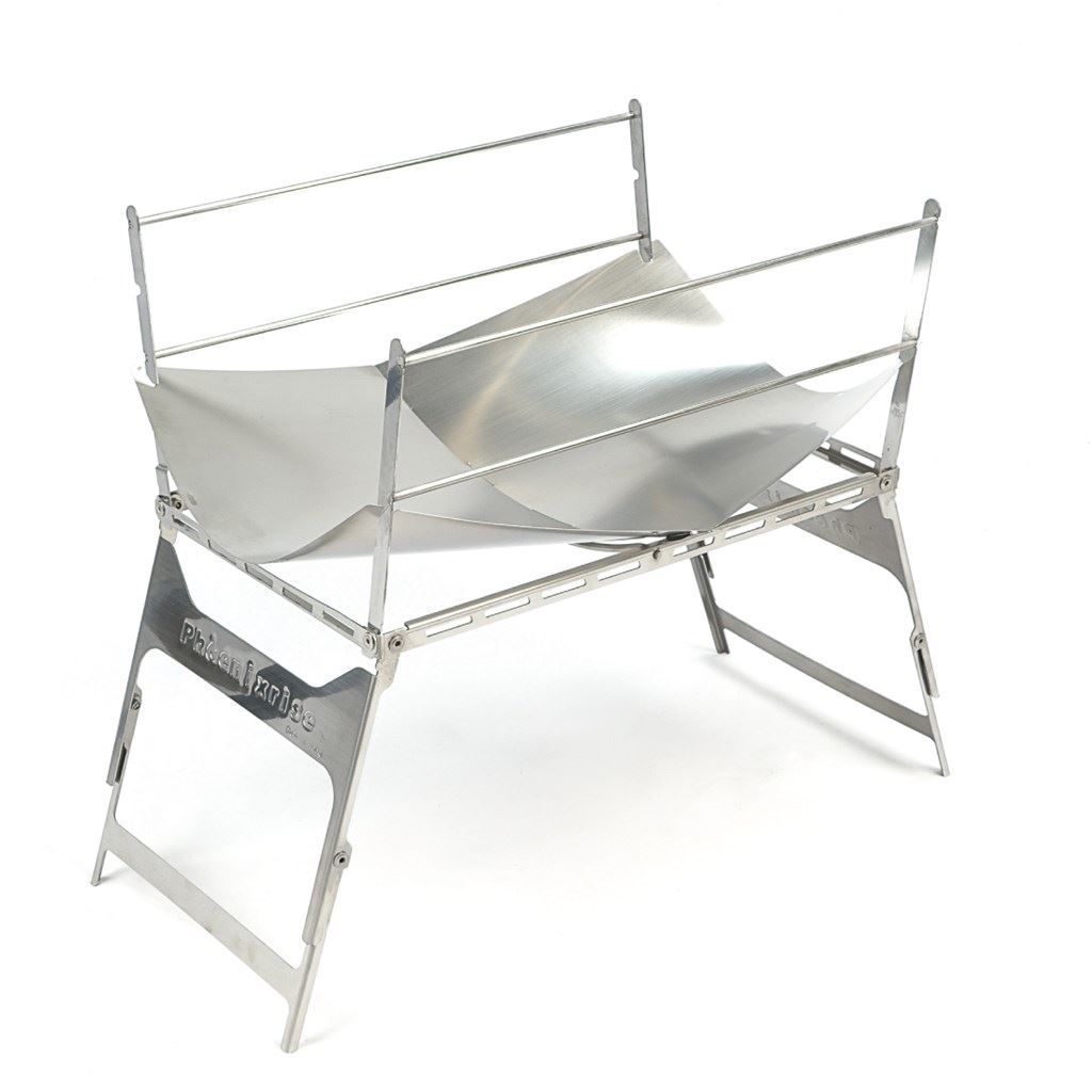 ■商品説明 1台3役、高さ調整や機能拡張性に優れたソロキャンプ焚火台の決定版 脚とアームを開き、アームの窪みに火床パネルをはめ込むだけと組み立ても簡単。 焚火台としてのほか、調理用グリルとして火力の強さに応じて上段下段を使い分けることができ、アームを畳めばクッカーや簡易テーブルとしても使用できます。 高さも脚を2段階で変えることができ、様々なスタイルで御使用いただけます。 軽量 約670gの本体は、収納時には約11mmの薄さになるコンパクトさで携帯性も申し分なし。キャンプツーリングにとどまらず、トレッキングや野営にも気軽に持っていくことができます。 本体、火床パネル、串2本、収納袋が付属します。 付属の串は食材を刺して焼くのは勿論、ペグとして地面に差し、火床パネルを固定すれば簡易的な風防やリフレクターとしても使用でき、多彩な用途でお使いいただけます。 ※意匠登録済み（登録番号：1697405） 仕様 素材：ステンレス カラー：シルバー サイズ： 高さ283-333×奥行265×幅400-437mm 収納SIZE：11×193×316mm 重量：670g（串2本含む） セット内容 本体 火床（2枚火床） 串×2本 収納袋 ■画像の注意点 ※画像はイメージです。サイズ、カラー違いの商品を含みます。製品のデザインや仕様は予告なく変更することがあります。ご了承ください。 注意事項 ※改良のため一部デザインなど変更になる場合あり ●対応車種に記載している車種でも年式、型式によっては一部取り付けができない場合があります。 ●商品の詳細な情報につきましては、ご注文前に必ずメーカーのホームページなどでお確かめください。 ●お使いのPCや携帯電話などの環境により画像の商品と若干の色目が異なる事があります。 ●人気商品につき在庫を切らす事があります。 ●一部の商品はメーカー取り寄せとなり廃盤、または欠品中の場合があります。 ●お急ぎの方は必ず、在庫の確認をお願いします。Phoenixrise PHR-TBG01 グリル 2枚火床 シルバー 高さ283-333×奥行265×幅400-437mm キャンプ BBQ 焚火台