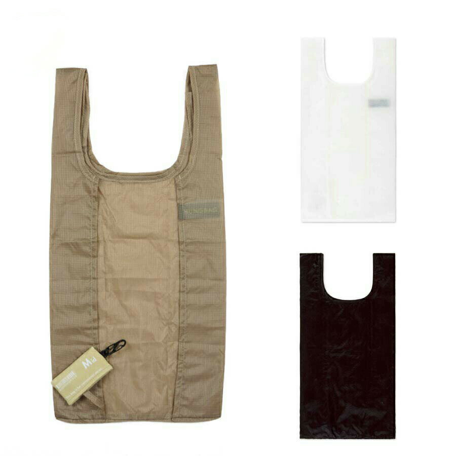 思い立って行く時や毎朝の日課などコンビニに行く際に忘れずに持って出かけられるエコバッグです。水をはじきやすく、機能的で軽量なリップストップナイロン生地を使用しており、手洗いも可能です！HUNG BAG Mid500mlのペットボトルとポテトチップスなどの袋菓子などを購入したときに便利なミディアムサイズです。特長海にプラスチックゴミが流入し、生き物がそれを食べてしまい生態系にも影響する・・・プラスチックゴミに対する環境意識が他人事ではおさまらない現代、エコバッグはマストアイテムになりつつあります。そんな現代にぴったりなコンビニ用エコバッグが登場しました。日常的に常備するのが負担にならないよう、極小・軽量に作られました。ハンディサイズ携帯しやすいように極小・軽量に作られたマイバッグ コンパクトにポーチに収納畳んで簡単にポーチに収納できます。バッグの内側に収納ポーチ付き収納ポーチが縫い付けられているので紛失防止になります。ミニ財布サイズコンパクトなので持ち運びも邪魔になりません。Mid SIZE小さすぎず、大きすぎず使いやすいサイズです。仕様●カラビナ付き●サイズ：W22×H48×D13cm【収納時】W4.5×H7.5cm●素材：ナイロン●原産国：中国●耐荷重：4Kg●容量：9L●重量：約19g●カラー：01.WHITE、03.BLACK、04.BEIGE【ATTENTION】●洗濯する際は、カラビナを外して短時間で単独手洗いをお願いします。●洗濯後は形を整えて陰干ししてください。●漂白剤のご使用やタンブラー乾燥、アイロンがけはお避けください。●生地に撥水効果がありますが、ご使用状況やお洗濯により徐々に撥水効果はなくなります。※この商品は「千葉県」から出荷します。WEEKEND(ER)（ウィークエンダー） HUNG BAG/Mid