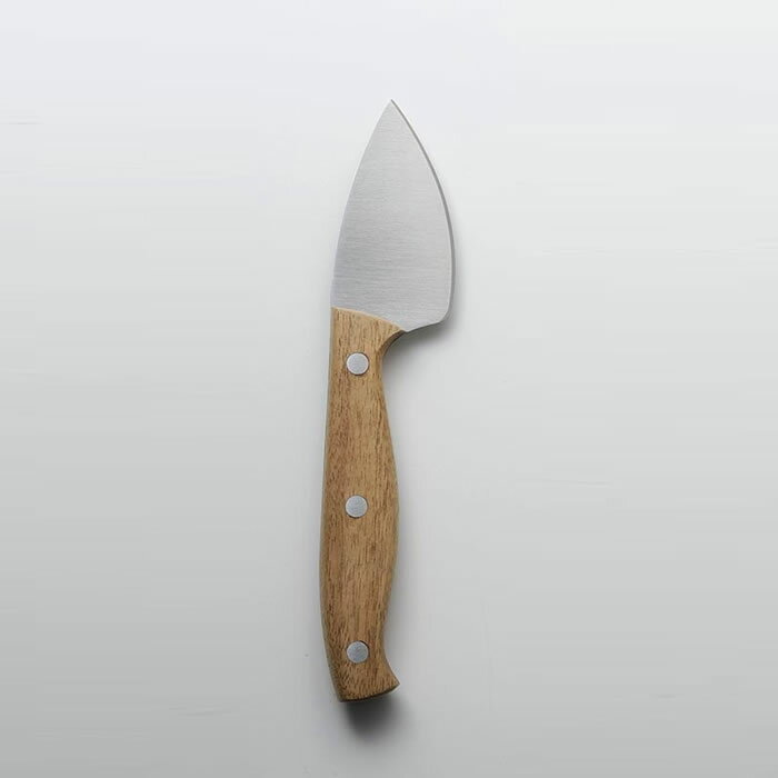 商品名アカシア チーズナイフ アーモンドナイフ 商品説明チーズの種類によって、使うナイフを変える！ このちょっとした工夫で、一層美味しくいただけます。 ＜ハードタイプ〜超硬質タイプ＞ パルミジャーノなどの超硬質チーズをカットするのに適しています。 尖った先端を使い砕くようにしてもご使用できます。 サイズ（約）168×34mm 材質ステンレス、天然木