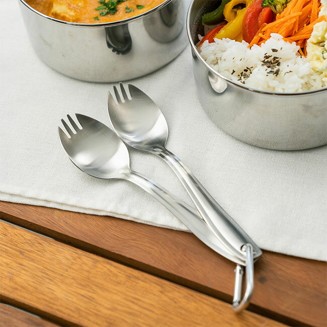 商品名Camper's カトラリーセット 2PCSセット 商品説明軽くてコンパクトなので持ち運びに便利なカトラリーセット。 カラビナ付きで、登山やキャンプ、アウトドアにもぴったりです。 従来のオールステンレスのカトラリーと同じ18-8ステンレス製ながら、 板厚を調整し、 適度な厚みを保つことで重さは半分に。 サテン仕上げで落ち着いた雰囲気は高級感も感じられます。 セット内容・スポーク×2 ・カラビナ×1 サイズL155mm 材質18-8ステンレス 備考食洗器対応