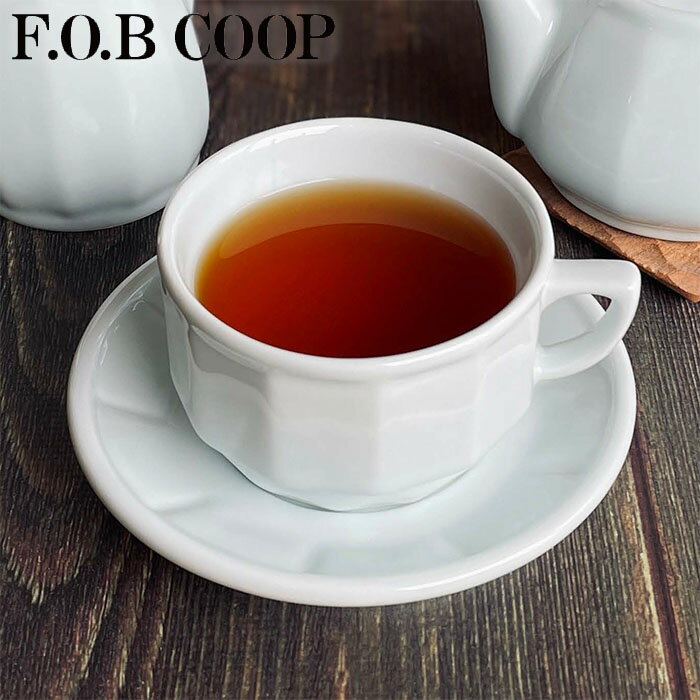 商品名F.O.B COOP ティーカップ＆ソーサー 商品説明伝説の雑貨店「F.O.B COOP」オリジナル食器を復刻販売。 当時の型をそのまま使用することで、 ディティールや厚みなど益永みつ枝氏が細部にまでこだわった あの時と変わらない姿のままで復刻致しました！ デザイン性はもちろんのこと、高温で焼成することにより生まれる 割れにくさと、安定感のある重量が魅力。 底面にはF.O.B COOPの「F」のロゴが入っています。 懐かしい思い出と共に、ぜひおうちにお迎えください。 サイズカップ／約12×H6.3cm ソーサー／約φ14.5×H2.5cm 材質磁器（有田焼） 原産国日本 F.O.B COOPとは1981年に益永みつ恵枝氏が広尾店をオープンし、 “雑貨店併設のカフェブーム”を巻き起こした伝説の雑貨店。 2015年10月末、多くの人に惜しまれながら 35年の歴史に幕を閉じました。 店内併設のカフェで使用されていた食器は、 F.O.B COOPオリジナル。 パリのカフェでは定番の「APILCO アピルコ」の 食器が廃業により輸入できなくなったことを機に、 オマージュとして作られたメイドインジャパンの有田食器です。 メーカー南海通商