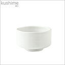 商品名小田陶器 kushime 櫛目 小抹茶碗 商品説明繊細でいてうつくしい、和の器。こまやかで繊細な線は釉薬でなめらかにうまり、かすかに揺らいだ緑がおだやかに料理を受け止めます。食卓に佇む様が現代の和を感じさせるシリーズです。 サイズφ95×55mm 容量260cc 小田陶器とは小田陶器は大正10年の創業以来、白いうつわを作り続けています。透き通るのうな白磁の白は、料理のおいしさを引き立て、毎日使いたくなる魅力をもっています。その魅力を活かし、守り、育みながら、現代の暮らしにあう、新たな「日本の白いうつわ」を提案していきます。 商品について 陶磁器製造は、天然の原料を用いた手仕事の為、 原料事情や製造ロットによって以下の点に個体差が生じる事場合があります。 やきもの特融の個性としてお楽しみください。 ＜形状/サイズ＞ 「ひずみ方」「重なり」「大きさ」に若干の違いが生じる事があります。 ＜釉薬（色）/絵柄＞ 「濃淡」「色」「ムラ」に若干の違いが生じる事があります。 シリーズkushime（櫛目） 生産国日本 品番M06201 メーカー小田陶器