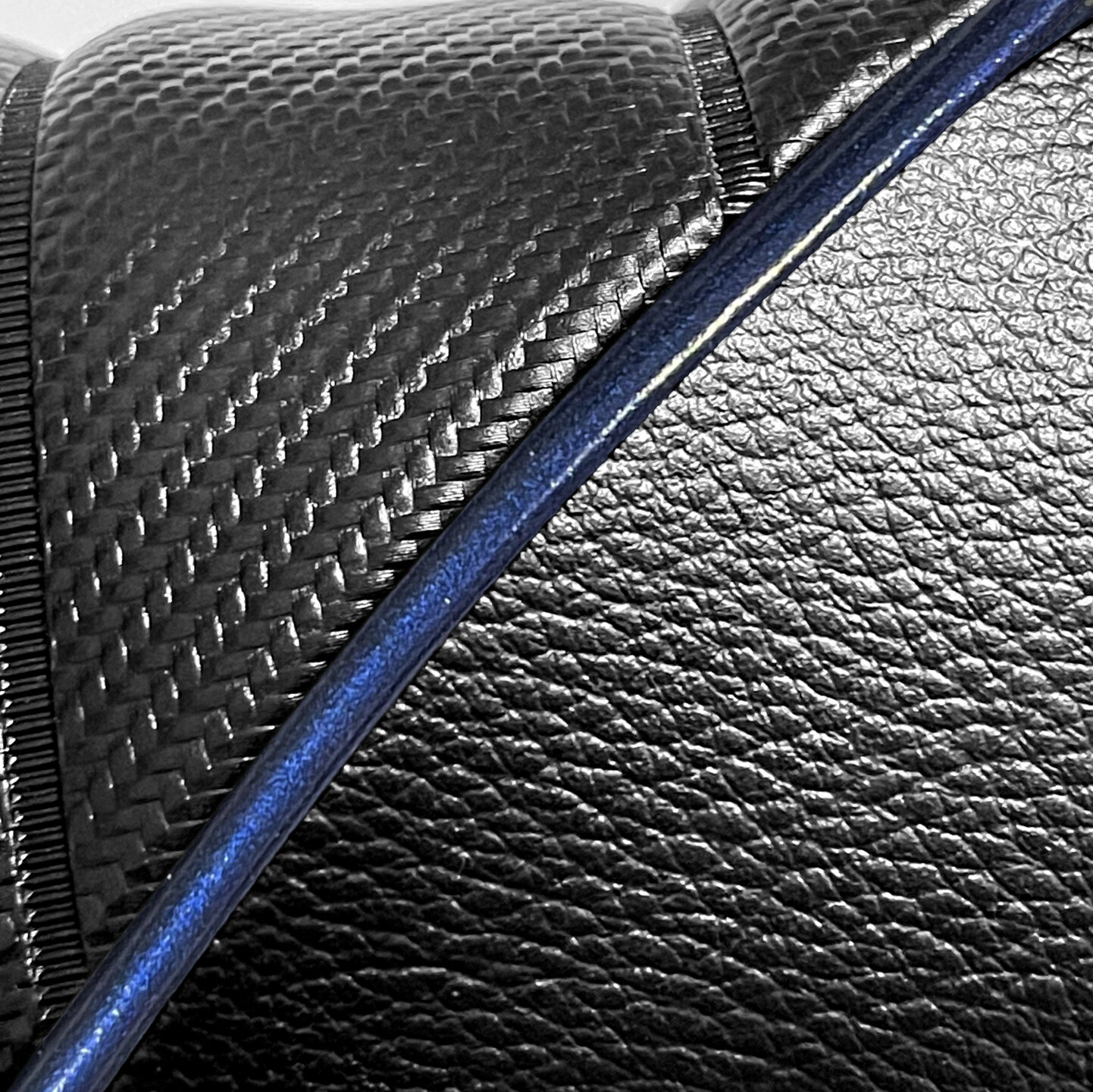 Z900RS カスタム シートカバー タンデムベルト付 カーボン生地 タックロール ブラック エナメルメタリ..