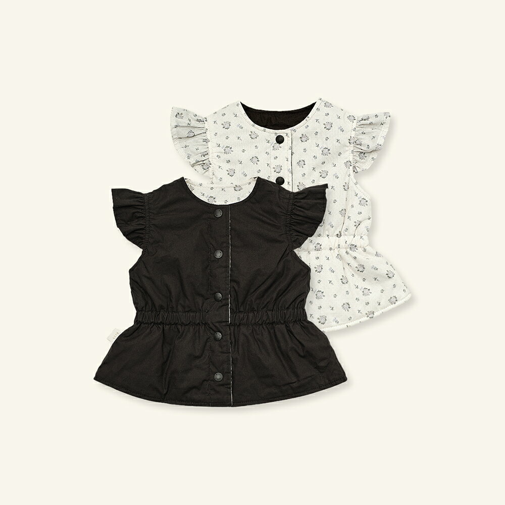 【日本向け商品説明】 モダンな上品さと可愛らしさを兼ね備えたリバーシブルキルティングベスト。2オンスの中綿入りで、春秋や初冬の気温にちょうどいい暖かさを保ちます。表はシックなブラック、裏は華やかな花柄デザインで、気分やシーンに合わせて着こなしを変えられるのが魅力。フリルショルダーとウエストのギャザーが立体感のあるふんわりシルエットを作り、どの角度から見ても愛らしい印象に。 【おすすめポイント】 ・1枚で2通りのスタイルが楽しめるリバーシブル仕様 ・軽くてあたたかい中綿入りで、季節の変わり目にもぴったり ・フリルとギャザーで上品かつガーリーな印象に 【こんな方におすすめ】 ・おしゃれと実用性の両方を重視するママに ・お出かけ用のアウターを探している方に ・写真映えするコーデを楽しみたい方に ・シンプルすぎず、ほんのり甘めのデザインが好きな方に ※モニターの発色により実際と異なる場合があります。