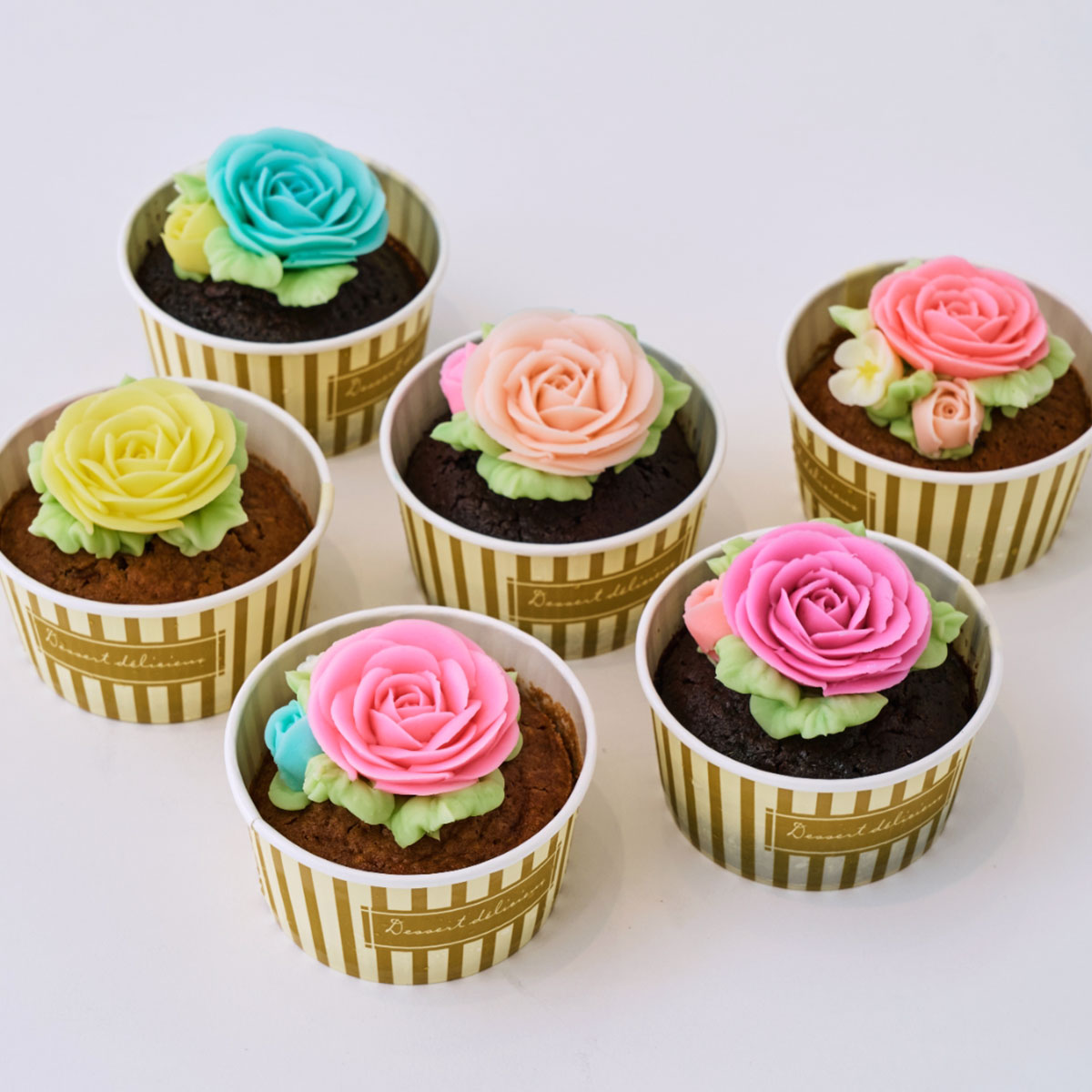 食べられる お花のカップケーキ 薔薇 6個セット 冷凍 まるで生花のような華やかさと透明感！開けた瞬間に笑顔咲く、4色の薔薇の食べられるお花のカップケーキ 商品説明 北の大地、北海道函館市の「flower picnic cafe（フラワーピクニックカフェ）」から、食べられるお花のカップケーキを産地直送でお届けいたします！ まるで本物のお花のような華やかで繊細なバラの花びらは、1枚1枚手作業で丁寧に絞ったバタークリーム。特別なレシピでつくったバタークリームは、濃厚なのにあっさりとクリーミー。ふわっと柔らかい口溶けをお楽しみいただけます。 スポンジはバタークリームとの相性を徹底研究。北海道産の小麦・人参を使用し、隠し味にシナモンを加えた「キャロットケーキ」、濃厚なチョコレートの風味と滑らかなテクスチャーが口いっぱいに広がる「チョコケーキ」の2種をそれぞれお楽しみいただけます。 “見た目だけじゃない”本当に美味しい、視覚と味覚が一度に満たされる特別なケーキになりました。 カップケーキ専用にデザインしたミントブルーの箱は、かわいいリボンでそっと結んであります。大切な方への贈り物に、特別なプレゼントや記念日・お誕生日に、母の日や父の日に、結婚や出産のお祝いにぴったりな商品です。 ※冷凍便でお届けいたします。 ※産地直送の商品となる為、flower picnic cafe以外の商品との同梱、代引きが出来かねます。 ※内容は事前の予告なしに変更になる場合がございます。 内容量 115g×6個 箱サイズ 縦:29.5cm×横:19.5cm×高さ:8.5cm 原材料名 小麦粉（北海道産）、人参（北海道産）、バター、卵、生クリーム、砂糖、オイル、クランベリー、シナモンパウダー、食用色素（赤色3号、赤色40号、黄色4号、黄色5号、青色1号）（原材料の一部に小麦・乳・卵含む） 賞味期限 冷凍1ヵ月 ※解凍後は翌日までにお召し上がりください。 製造者 北海道函館市元町7-9 株式会社Flower Picnic Cafe 配送のご注意 離島や運送機関が定める特定地域へのお届けを希望される場合、更なる追加代金の発生、配送所要時間の延長、お届け不可のためご注文をお断りさせていただく事がございます。ご心配されているお客様はお電話にて配送の可否をご確認後にお申し込みください。 母の日 誕生日 お菓子 洋菓子 焼き菓子 詰め合わせ スイーツ お花 記念日 サプライズ 結婚祝い バースデーケーキ かわいい おしゃれ インスタ映え お祝い お取り寄せ お土産 手土産 プレゼント 贈り物 ギフト 北海道 函館 flower picnic cafe