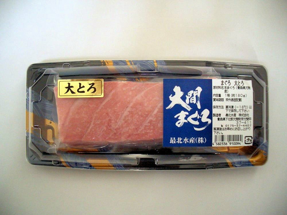 大間産「本まぐろ」 美味逸品 商品説明 一度は食べてみたい！青森県大間産の「本まぐろ」です。 大間の「本まぐろ」は海流の速い津軽海峡が生んだ極上品です。その中でもめったに口に出来ない「本まぐろの大トロ」です。別格の美味しさをご家庭で味わい願います。 冷凍でお送りしますので、「解凍方法のしおり」を 入れてあります。 （注） 1．最北水産（株）からの産直の為、「代引き」はできませんので、「代引き」と同じ手数料300円（税別）の「コンビニ後払い（NP決済）」でお願いします。 2．最北水産（株）の商品以外との同梱はできません。 3．送料は別途記載になります。（購入金額にかかわらず送料がかかります） 4．希少部位の為、大間の産地での在庫がなくなった場合、注文はキャンセルとなりますので、予めご承知おき願います。 内容 　約180g 原材料名 本まぐろ（青森県大間産） 賞味期限 解凍後は直ぐにお召し上がり願います。 製造者 青森県下北郡大間町大間平37-411 最北水産（株） 大間、青森県大間、まぐろ、本まぐろ、マグロ、本マグロ大トロ、大とろ、中トロ、中とろ、赤身、大間まぐろ