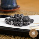 国内産「丹波黒豆甘納豆」（大粒2Lサイズ/150g）3袋セット（ゆうパケット発送） 大粒（2Lサイズ）の国産丹波黒大豆を使用した風味豊かで甘さ控えめの甘納豆です。一般的な甘納豆に比べ風味と味の良さは段違いです。食べ始めると止まらなくなります。 商品説明 100%国内産、大粒（2Lサイズ）の黒大豆を使用した「丹波黒豆甘納豆」です。 一般的に販売されている小豆の甘納豆と比べても、豆本来の風味の豊潤さ、味の良さには歴然とした違いがあり、甘さはかなり控えめな甘納豆商品となっています。 甘いものが苦手という当店スタッフも、試食の際には最初の一粒を口に入れることを躊躇していましたが、ひとくち味わった途端にたちまち「丹波黒豆甘納豆」の美味さの虜に・・・止まらなくなりました（笑） お茶請け、おやつとしてはもちろんの事、焼酎やウイスキーなどの蒸留酒に合わせるおつまみとしてもお薦め出来る商品です。 良質な植物性たんぱく質や脂質が豊富、イソフラボン、アントシアニン、大豆サポニンなどが豊富含まれる「丹波黒豆甘納豆」を是非、お楽しみください。 ※ゆうパケットを利用しての発送となる為、配送条件をご承諾いただいた上での注文手続をお願いいたします。 ※当店発送の商品となる為、他産地直送商品との同梱が出来かねます。 ※内容は事前の予告なしに変更になる場合がございます。 内容 丹波黒豆甘納豆（大粒2Lサイズ/150g）3袋 原材料名 黒大豆（国産、遺伝子組み換えではない）、砂糖、食塩、重曹、硫酸鉄 栄養成分 熱量357kcal、たんぱく質14.7g、脂質7.1g、炭水化物58.6g、食塩相当量0.6g※上記は100gあたりの推定値。 賞味期限 製造日より120日間（常温保存） 製造者 愛媛県西条市今在家921 株式会社志賀商店 配送のご注意 (1)ゆうパケットを利用しての発送となる為、以下条件をご承諾いただいた上での注文手続と理解させて頂きます。 ・お渡しは原則ポスト投函となります。荷物サイズを規程の厚さ内に収める必要がある為、緩衝材などの梱包は施しておりません。 ・万が一、配送中の破損、ポスト投函後の盗難や紛失、お届け遅延などのトラブル発生した場合、各運送機関の約款・規約に準じた対応となります。 ・出荷準備が整い次第、出荷日をご連絡させていただきます。 (2)離島や運送機関が定める特定地域へのお届けを希望される場合、配送に時間が長くかかったり、お届け不可のためご注文をお断りさせていただく事がございます。ご心配されているお客様はお電話にて配送の可否をご確認後にお申し込みください。 丹波、黒豆、黒大豆、甘納豆、豆、菓子、お茶請け、おやつ、つまみ、志賀商店、甘さ控えめ、甘くない 特大（国産）丹波黒豆の上品な甘さ！未体験の味をお楽しみください。 ご覧ください。この粒の大きさ。 下のお豆が普通の甘納豆の大きさです。 上の黒くて特大の黒豆が丹波黒豆です。 もう、一目瞭然！ 普通の甘納豆ではなく、未体験の大きさを試してみませんか？ この大きさ、品質にはなかなか出会えません。 やめられない止まらない。 でも、毎日大切に食べたい。 　 お茶請け、おやつに大人気！優しい甘さ、黒豆黒豆の風味豊か国産丹波黒豆甘納豆2袋 上品な抹茶味一度食べたら止まらない美味さ国産丹波黒豆甘納豆（抹茶）2袋 丹波黒豆甘納豆と丹波黒豆甘納豆（抹茶）のお得なお試し2袋セット 1,366円 1,614円 1,366円