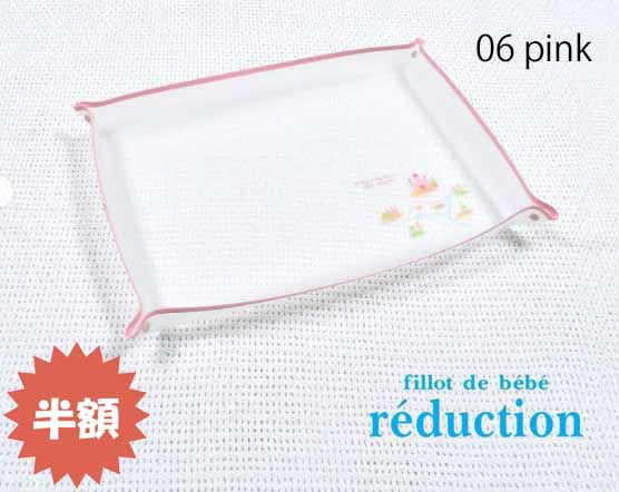 メーカー希望小売価格はメーカー商品タグに基づいて掲載しています 　離乳食期に重宝するお食事マット。 水に強く軽量で柔らかく弾力がある合成樹脂EVA製です。 スナップボタンをボタンで留めると立体的になり、食べこぼしを受けやすくなり、テーブルに広がるのを防いでくれます。 汚れてもサッと拭き取れて、水で流すだけでお手入れが簡単なのも嬉しいポイント。 スナップボタンを外せば平面になるので、クルクル丸めてバックの中へ。 かさばらないのでお出かけ時にも持ち運びできます。 離乳食初期から掴み食べの時期、幼児期まで、長い期間ご愛用頂けます。 ご自宅用にはもちろん、出産祝いや離乳食が始まる頃のプレゼントなどにおすすめです。