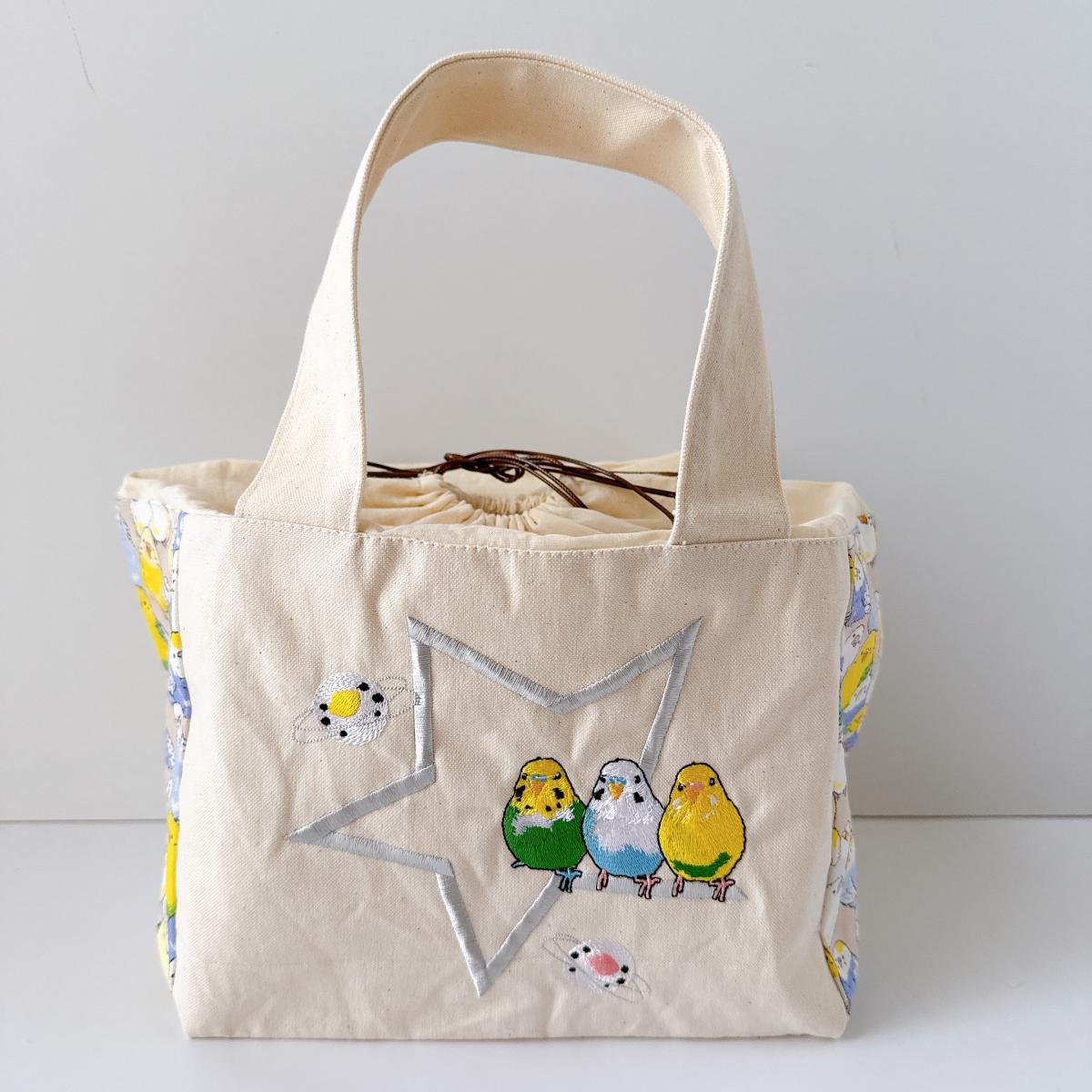 　類似商品はこちらまめこたまめこ。 キャリーバック・Sサイズ・セ6,050円まめこたまめこ。 キャリーバック・Sサイズ・サ6,050円まめこたまめこ。 キャリーバック・Sサイズ・文6,050円まめこたまめこ。 キャリーバック・Mサイズ・文7,150円まめこたまめこ。 キャリーバック・Lサイズ・ウ8,250円まめこたまめこ。 キャリーバック・Lサイズ・オ8,250円まめこたまめこ。 キャリーバック・Lサイズ・オ8,250円まめこたまめこ。 キャリーバック・Lサイズ・オ8,250円まめこたまめこ。 キャリーバック・Mサイズ・コ7,150円新着商品はこちら2026/8/25ガチャガチャ　LITTLE BIRD LIGH300円2026/8/25ハト はと ガチャガチャ 鳩のぬいぐるみ B500円2026/8/25インコ ミドリ 2027年 カレンダー 卓上 990円再販商品はこちら2026/8/25BTP　マンチリング　ナチュラル 1個　999154円2026/8/25SBC ： ちびマンチボール SB987176円2026/8/25クロセ 赤土とベントナイトで作ったミネラル豊富286円2026/08/25 更新サンコーウィズキャリーSサイズがゆったり入るキャリーバックです。 後ろのポケットにはカイロや頂いたお薬をいれることができます。 開口部が巾着になっていますので通院も安心です。 ※キャリーバックのみとなります。キャリーは含まれておりません。 サイズ：幅約27cm×奥行き約18cm高さ約19cm持ち手約36cm ～ 本作家様の商品ページは、こちらからどうぞ ～ ～ 新商品ページは、こちらからどうぞ ～ ～ その他、鳥さんのご飯やおやつは、こちらからどうぞ ～
