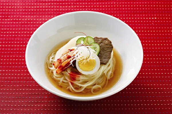 盛岡冷麺全国的に知られる盛岡冷麺。コシの強い麺と深いコクのあるスープにピリっと辛いキムチたれがアクセントになります。絶妙なコンビネーションをお楽しみください。商品の詳細情報商品内容16食（2食×8袋）　賞味期間100日（常温） 配送方法ヤマト運輸 お届け日ご注文後7日以降 用途一般ギフト/贈答品/内祝い/結婚祝い/記念品/お歳暮/お年賀/快気祝い/お礼（御礼）/出産内祝い/賞品/熨斗/のし紙/誕生日/御供/法事/プレゼント/贈り物/お使い物/土産/ギフトご注意ください他の商品とご一緒のお届けはできません。2種類以上ご一緒にご注文いただいた場合は、別便でのお届けとなります。【楽ギフ_のし宛書】【内祝い・出産内祝い・結婚内祝い・快気祝い お返し にも！】食品表示はコチラから盛岡冷麺 【送料無料】 全国的に知られる盛岡冷麺。 コシの強い麺と深いコクのあるスープに ピリっと辛いキムチたれがアクセントになります。 絶妙なコンビネーションをお楽しみください。