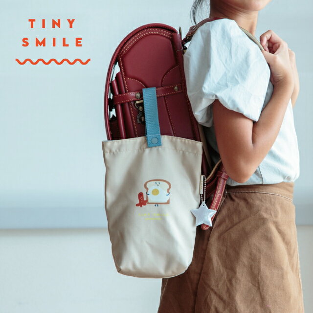 商品情報 商品名 上履き入れ Tiny Smile タイニースマイル 商品説明 今年の入園、入学シリーズはユニセックスに選べる3柄をご用意！ ママスタッフと一緒に考えた機能にもこだわったアイテムができました。 約22cmまでのシューズが入ります。 星型のリフレクター付きです。 口はマジック留めの簡単ワンタッチ仕様。 持ち手はスナップボタンでランドセルに取り付け可能です。 Point. ・内側にシンプルなお名前ネームがついています。 ・マジックテープで子供でも簡単に使えます。荷物が多いので簡単にランドセルにつけられるのはとっても便利！ サイズ 約W17×H25×D8cm 素材 ポリエステル