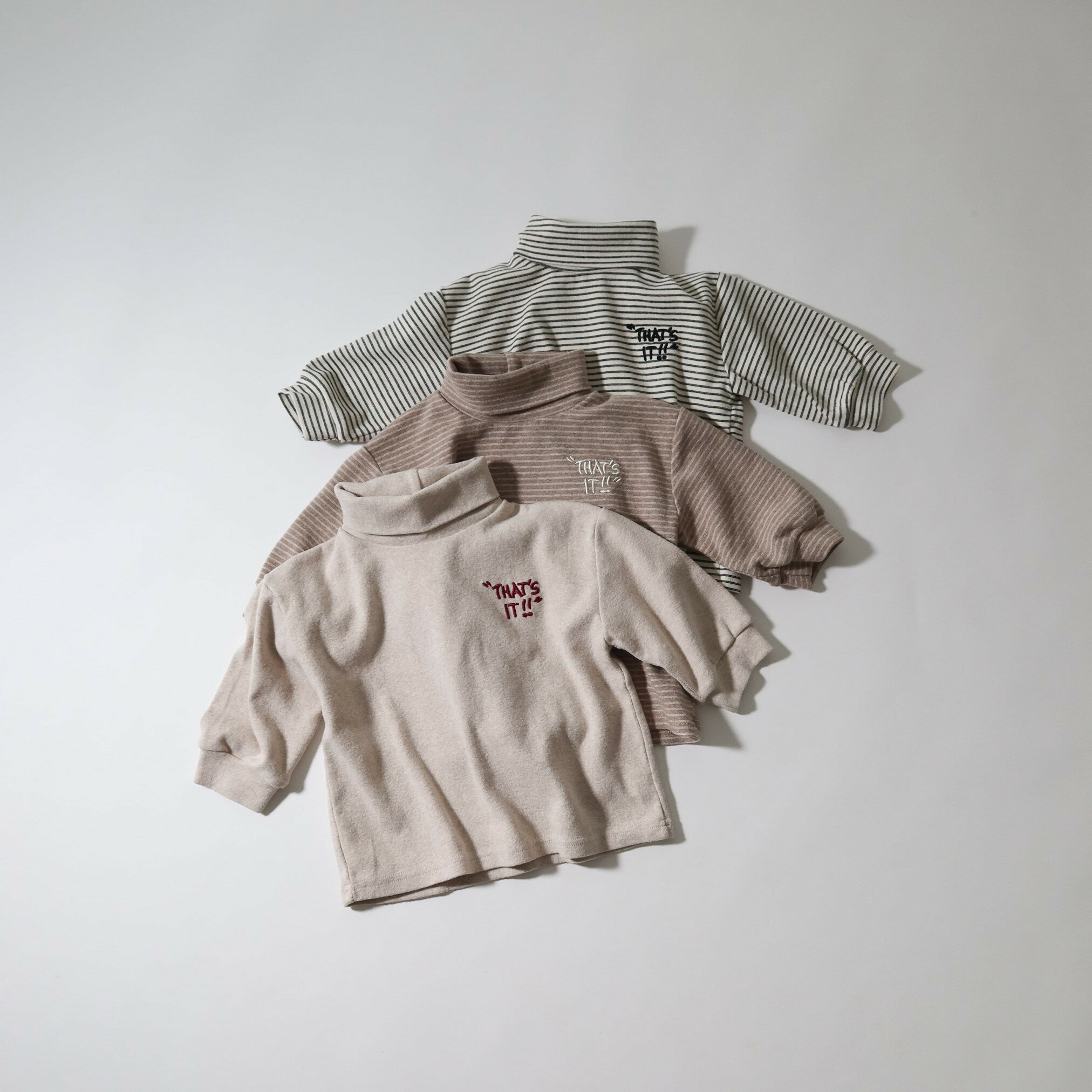 ロゴハイネックTee Bisque びすく 韓国子供服 ビスク キッズ服 ベビー服 ベビー キッズ 赤ちゃん 子供 男の子 女の子 ユニセックス 長袖 ナチュラル シンプル おしゃれ かわいい ロンT コットン ハイネック ベーシックカラー お揃いコーデ リンクコーデ ギフト プレゼントのサムネイル