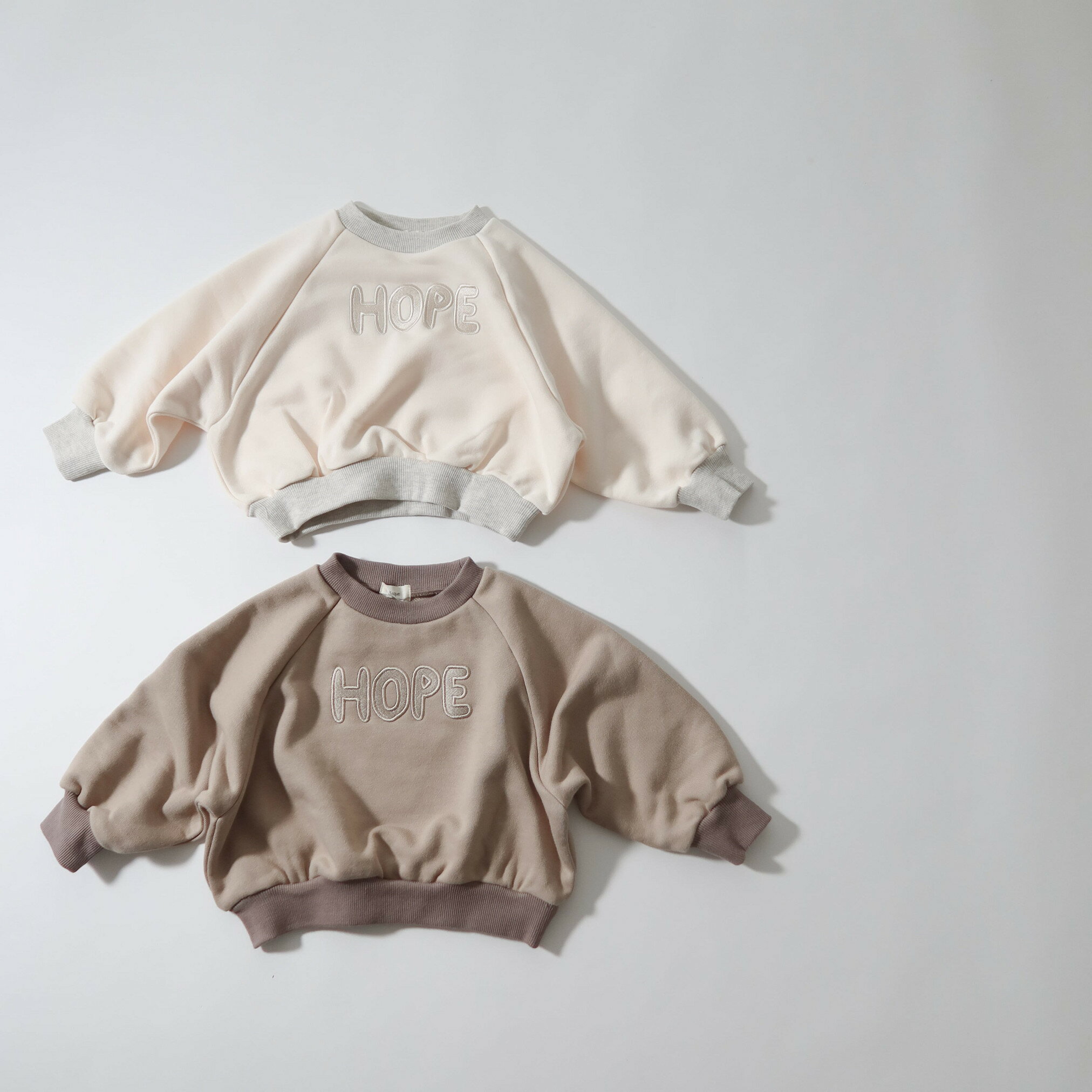 こども) HOPEロゴスウェット Bisque びすく 韓国子供服 ビスク キッズ服 ベビー服 キッズ ベビー 子供 赤ちゃん 男の子 女の子 ユニセックス ナチュラル シンプル おしゃれ かわいい カジュアル トップス スウェット 長袖 コットン お揃い リンクコーデ ギフト プレゼントのサムネイル