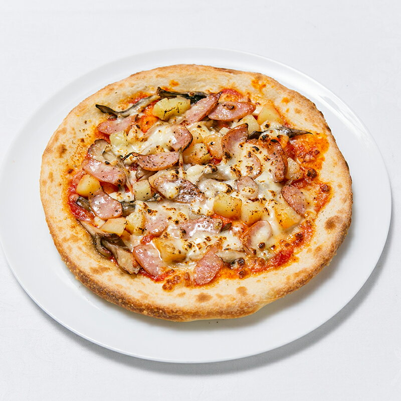 ジャガイモとソーセージのピザ