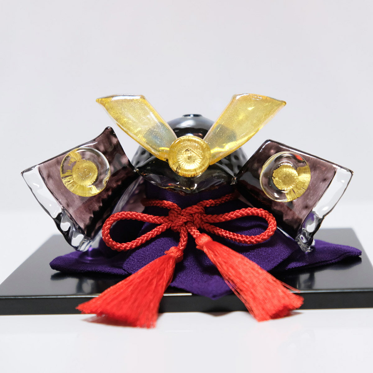 酒器・グラスの専門店 美酒器やのガラスの兜（黒） glass calico グラスキャリコ ハンドメイド ガラスアート 5月 端午の節句 五月人形 兜飾り オブジェ 室内 インテリア お祝い おしゃれ ギフト プレゼント｜アングル3