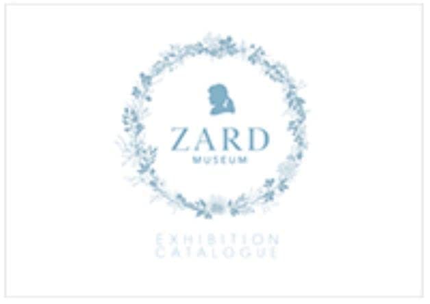 大阪・堂島リバーフォーラムで開催された過去最大規模のZARD MUSEUMのパンフレットです。坂井泉水のプライベート、歌詞、衣装、写真とそれぞれ分かれ、そのすべてのコーナーで初公開のアイテムがあり、レコーディングブースの再現コーナーでは、普段目にすることのできない、実際の制作で使用されていたマルチテープやデモテープも展示。ZARD 24th Single「息もできない」で使用され、坂井泉水が実際に乗っていた【車】ジャガー・マーク2も同会場内に搬入し展示。ZARD・坂井泉水の“プロフェッショナル”と“等身大”の姿が詰まったZARD MUSEUM…全てのコーナーを網羅したこの図録は、会場へ足を運んだ人は記憶を呼び戻すことができ、参加できなかった人は、実際に行った気分になれるスペシャルな内容。【仕様】A4横サイズ/ 本文112P/IZUMIワールド全開の絶品です。他、ZARDグッズをAmazonにて大絶賛発売中です！※出品の都合上、ノーブランド品となっておりますが「公式グッズ」ですのでご安心して頂ければ幸いです※ ZARD シンガー・ソングライターの坂井泉水率いるポップ・ユニット。1991年にシングル「グッバイ・マイ・ロンリネス」でデビュー。93年の「負けないで」が自身初の1位となると、続く「揺れる想い」以降も次々とミリオンセラーを記録。90年代を代表するビッグ・アーティストへ成長。2002年からの“第2章”でも「星のかがやきよ／夏を待つセイル（帆）のように」などがヒット。だが、2006年より坂井が癌による入退院を繰り返すなか、2007年5月27日に入院中の病院の階段からの転落とみられる脳挫傷により40歳で死去。以降は音源を元にした作品制作やフィルムコンサートなどを展開。衰えない人気を博している。 (2018/01/09更新) (CDジャーナルより）