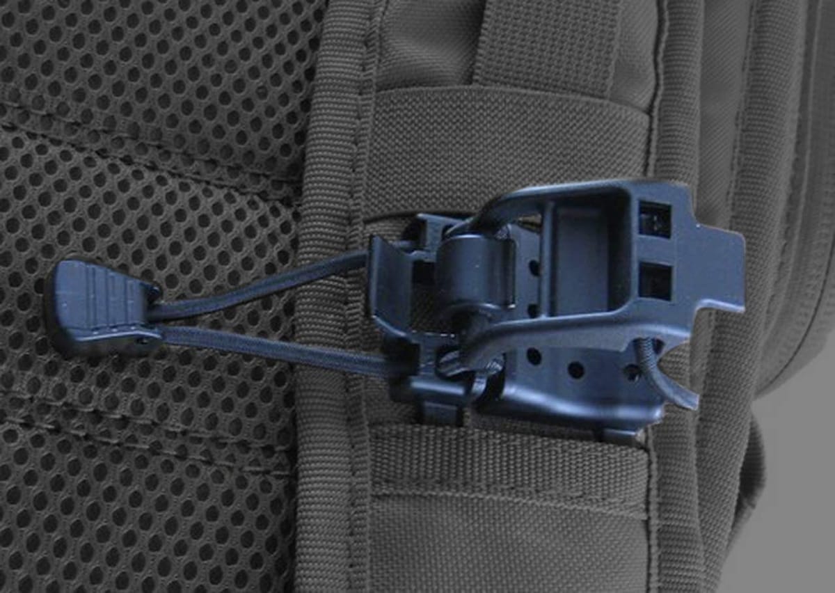 ギアをバックパック(Molleパックを含む)に取り付けます。軸、懐中電灯、歩行用ステッキ、などに使用できます。片手レバー式ラッチシステム。ミリタリーギアへの使用のためのBerry Amendmentに準拠。高品質 - 米国製。 タクティカルギアクリップ - ギアをバックパックに取り付けつけるための多目的クリップ(Molleバッグとの互換性あり)あなたが軍隊にいるか、または単に家族と一緒に森でキャンプするかに関わらず、Elasto-Lokはあなたのあらゆる装備に最適なクリップです。Elasto-Lokはすべてのベストやバックパックに簡単に取り付けられ、レバー式ラッチバンジーシステムを使用して所定の位置にしっかりとアイテムを保持します。この小さなクリップは、懐中電灯、止血帯、軸、その他の装備に最適です。片手で手軽に持ち運びできるシステムを使用して、どこにいてもあなたのツールを便利な状態にしてください。