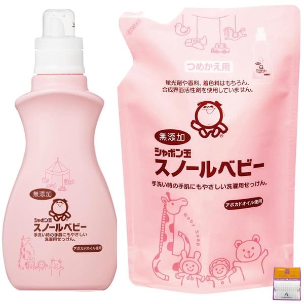 ベビー用衣類やスタイ、布おむつなど、肌に触れる衣類のお洗濯に使いやすい液体タイプの洗濯用せっけんです。アボカドオイルと植物性油脂を原料に、釜炊き製法でじっくり作られています。液体タイプなので溶け残りしにくく、部分洗いや手洗い、ドラム式洗濯機にも使いやすい仕様です。本体ボトルと詰替え用セットで、日常のお洗濯に取り入れやすい商品です。蛍光増白剤・香料・着色料・合成界面活性剤を使用していない無添加処方です。 ベビー用衣類やスタイ、布おむつなど、肌に触れる衣類のお洗濯に使いやすい液体タイプの洗濯用せっけんです。 蛍光増白剤・香料・着色料・合成界面活性剤を使用していない無添加処方です。 アボカドオイルと植物性油脂を原料に、釜炊き製法でじっくり作られています。 液体タイプなので溶け残りしにくく、部分洗いや手洗い、ドラム式洗濯機にも使いやすい仕様です。 ボトルに詰め替えて使える詰替え用で、日常のお洗濯に取り入れやすい商品です。 【使用方法】 ボトルへのつめかえ方 ・「スノールベビー」の使用済みボトルをご使用ください。 ・容器は十分に洗い、乾燥させてからつめかえてください。 ・そそぎ□部分をしっかり持ち点線にそって矢印の方向に手で引いて切ってください。 ・1回で全量をつめかえるようにしてください。 ・他の石けん、洗剤を混ぜると液が濁ったり、分離したりすることがあるのでおやめください。 (1)そそぎ口を開けます 手が濡れている場合はタオル等で拭いてください。 (2)そそぎ口をつくります 折れ目を付けて切り口の両端をつまんで開けてください。 (3)そそぎます おりたたんでしぼると、ムダなく出すことができます。 ★ワンポイントアドバイス ・洗濯物の量や汚れ具合によって使用量を調節してください。 ・オムツなど汚れた部分に直接液体を付けて、もみ洗い・つけ置き洗いをしてください。 ・汚れがひどいときは酸素系漂白剤の併用をおすすめします。 【成分】 純石けん分(25％ 脂肪酸カリウム) 【規格概要】 品名：洗濯用石けん 用途：綿・麻・レーヨン・合成繊維用 液性：弱アルカリ性 【注意事項】 ・子供の手の届くところに置かない。 ・本品を下記用途以外に使用しない。 ※衣料品の取扱い表示にしたがってお洗濯してください。※洗濯機の取扱い説明書をよく読んでお使いください。 ※低温で白濁したり、変色することがありますが、使用上問題ありません。 【応急処置説明】 ・目に入った場合はこすらずによく洗い流す。 ・万一、飲み込んだ場合は水を飲ませる等の処置をする。 ・使用中かぶれたり、皮膚刺激を感じたら使用をやめる。 ・いずれの場合も、異常が残るときは、専門医に相談する。