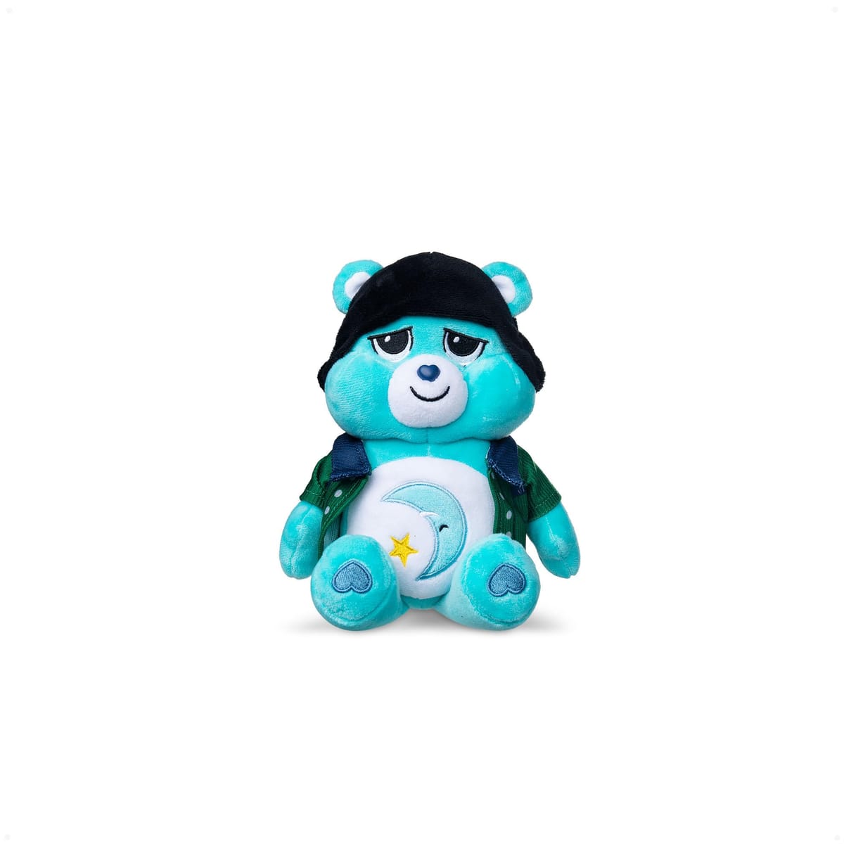 【逆さまのコラボレーション】Care BearsはNetflixと提携し、あなたのコレクションのハイライトとなるユニークなクロスオーバーをお届けします。 お見逃しなく!スマートルック:Netflixシリーズのシーズン1のアイコニックな衣装とルックスに登場するマイクのベッドタイムベアをチェックしてください。9インチのぬいぐるみ:高さ約9インチのかわいいぬいぐるみは、Netflixでストレンジャー・シングスの新シーズンをどんどん見るのに最適なお供です。ユニークなベリーバッジ:このユニークなコラボレーションのために、Bedtime Bearの象徴的な腹バッジが逆さまになっているのをチェックしてください。すべて集めましょう:チアベアはイレブンで、ファンシャインベアはダスティン、テンダーハートベアはルーカスに、グッドラックベアもチェックしてみてください。ストレンジャー・シングスのファンがコレクションに加えたくなるユニークなルックスです。