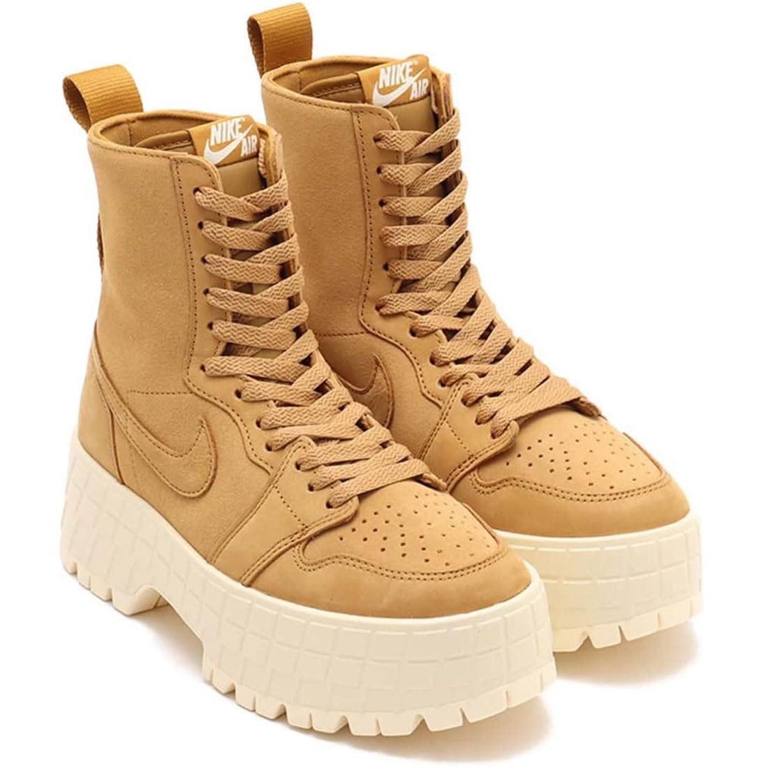 ナイキ エア ジョーダン 1 ブルックリン （ウィメンズシューズ）NIKE W AIR JORDAN 1 BROOKLYN【品番】FJ5737-700【カラー】 ウィート/ウィート/モスリン【サイズ】23.5cm ジョーダンブランドのブーツでばっちり決めよう。 大胆で丈夫なスニーカーブーツが、日々のコーデに大活躍。 分厚いプラットフォームソールに、上質なフルグレインレザーをあしらったスタイリッシュなデザインです。 大きなアウトソールのラグとNike Airクッショニングが足元をサポート。 エア ジョーダン 1のDNAを受け継ぐ一足。ヒールのダイアモンドインセットにあしらったJumpmanロゴが、バスケットボールの伝統を物語っています。