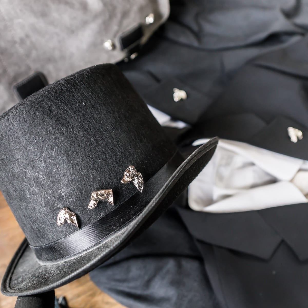 ビズラ イギリス製 アート ドッグ ピンバッジ コレクション