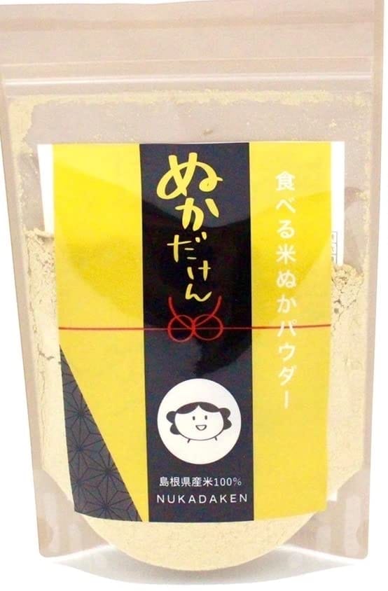 ?【栄養豊富】食物繊維、GABA、ビタミン、ミネラル、γオリザノールなど栄養豊富！?【安心安全】無添加、無着色、無香料。262項目に及ぶ残留農薬検査で農薬未検出！?【過熱水蒸気製法】過熱水蒸気製法で大切な栄養素をまるごと摂取！?【きめ細かいパウダー】自社技術で実現！米ぬか油を残した微粉砕?【島根県産米100%】島根県の豊かな自然に育まれたお米は厳しい検査基準をクリアしています。お子様からお年寄りまで安心して召し上がれます。 食物繊維・ビタミン・ミネラルなどがバランスよく含まれた、まさにジャパニーズスーパーフードの米ぬかを食べやすくパウダーにしました。 無添加・無着色・無香料で素材そのままを詰め込みました。 ●米ぬかには食べないのはもったいない栄養成分がたっぷりです！ 食物繊維・ビタミンB1・ビタミンB6・マグネシウムに加え、GABAや米ぬか特有の注目成分、γ-オリザノール（ガンマオリザノール）も豊富に含まれています。 ●いつもの食事に混ぜるだけ！ 米ぬか特有の癖が抑えられ、色々な料理に加えても味の邪魔をしません。 お手軽な、みそ汁や納豆に加え、パスタやホットケーキに加えても美味しかったです！ 色々なアレンジレシピに挑戦中です！ ●米ぬか油は栄養豊富！ 米ぬか油を含んだまま、細かく粉砕するとどうしても油分で団子状になってしまいます。 でも、米ぬか油を抜いた商品では、栄養が損なわれ、皆さんにお届けする価値のないものになってしまう。 そんなジレンマの中、開発した独自の加熱技術により米ぬか油を含んだまま、細かく粉砕する事も可能になり、美味しく栄養満点のぬかだけんをお届けする事ができました。 ●安心安全な米ぬかを！ 262の検査項目で農薬が不検出です！ 残念ながら、米ぬかには栄養だけでなく、肥料として使われた農薬もはいってきます。 ぬかだけんでは顔の見える農家さんから仕入れ、かつ262の検査項目を通過した、厳選した米ぬかのみを使用しております。安心・安全な商品をお届けします。