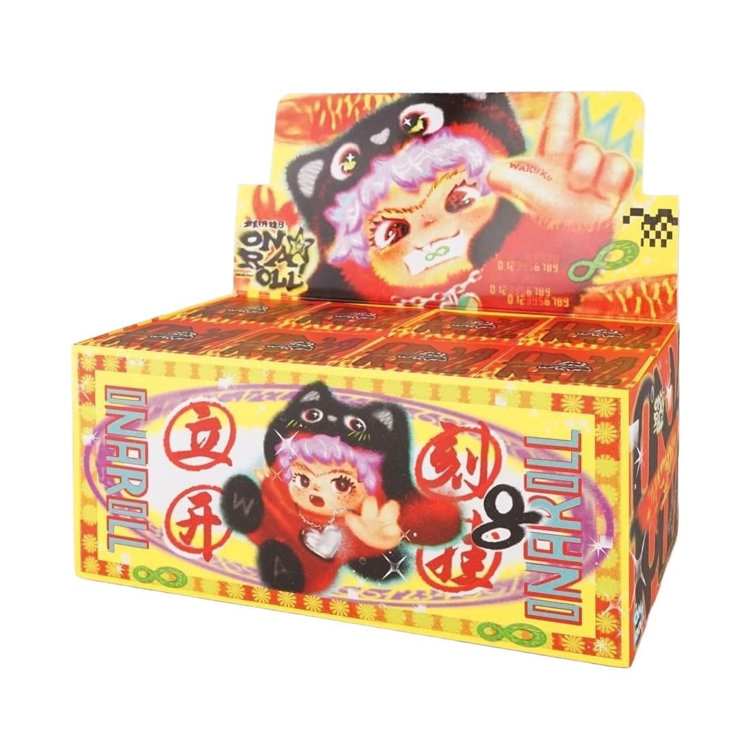 【ラインナップ】 全19種類（ノーマル16種、サプライズ2種、シークレット1種）【BOX】8箱入り【セット内容】・フィギュア（帽子、ネックレス、カラビナリング付き）　×1・キャラクターカード ×1・チャーム ×1本体：PVC,PC,ポリエステル ネックレス・リング・キーチェーン：亜鉛合金 ストラップ：PU,PMMA チャーム：PU カード：紙 ワクク　トレーディングマスコットシリーズ 《ON A ROLL》 世界中で話題のデザイナーズトイ「WAKUKU（ワクク）」 に、待望の第3弾が登場！ 今回は 数字 がテーマ。 数字ネックレス＆刺繍入りボディ、さらに数字モチーフのチャーム付き！ ふわふわのぬいぐるみボディはそのままに、小さめサイズになりました。 ころんとしたフォルムと、カラフルなボディが可愛い！ ラインナップは 全19種。 0〜9の数字に加え、100・999・888・520・666など意味のある数字、そして ☆・♪・∞ などのモチーフまで、多彩に勢ぞろい！ 【セット内容】 ・フィギュア（帽子、ネックレス、カラビナリング付き）　×1 ・キャラクターカード ×1 ・チャーム ×1 ※ブラインドボックス仕様のため、何が出るかは開けてからのお楽しみです。 ※種類は全19種類（ノーマル16種、サプライズ2種、シークレット1種） 　ブラインドボックス仕様のため、種類を選ぶことはできません。