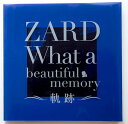 ZARD（ザード）30th パンフレット「What a beautiful memory ～軌跡～」です。「What a beautiful memory ～軌跡～」を機に初めて掲載に至った完全未公開写真、長文インタビューの原文転載、ZARD・坂井泉水の楽曲制作過程や歌詞制作の過程が分かる初公開の資料なども掲載されています。坂井氏が遺した写真と言葉、すべての角度からZARDの軌跡を辿る、非常に内容の濃い見逃せない一冊。カバーから透ける写真もお見逃しなくお楽しみください。【仕様】230mm×230mm・本文120ページ他、ZARDグッズをAmazonにて大絶賛発売中です！※出品の都合上、ノーブランド品となっておりますが「公式グッズ」ですのでご安心して頂ければ幸いです※ ZARD シンガー・ソングライターの坂井泉水率いるポップ・ユニット。1991年にシングル「グッバイ・マイ・ロンリネス」でデビュー。93年の「負けないで」が自身初の1位となると、続く「揺れる想い」以降も次々とミリオンセラーを記録。90年代を代表するビッグ・アーティストへ成長。2002年からの“第2章”でも「星のかがやきよ／夏を待つセイル（帆）のように」などがヒット。だが、2006年より坂井が癌による入退院を繰り返すなか、2007年5月27日に入院中の病院の階段からの転落とみられる脳挫傷により40歳で死去。以降は音源を元にした作品制作やフィルムコンサートなどを展開。衰えない人気を博している。 (2018/01/09更新) (CDジャーナルより）