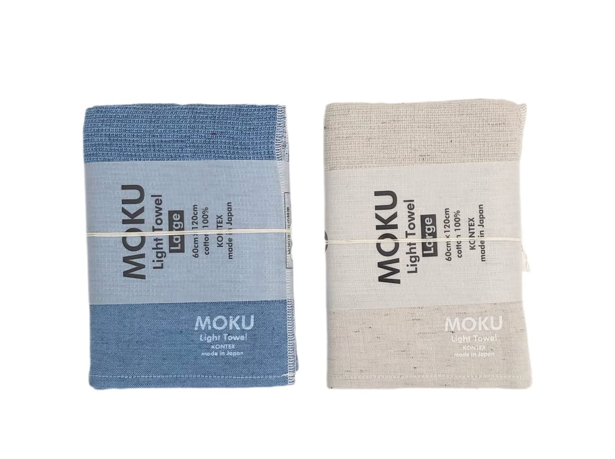 MOKU・Lサイズ2枚セット MOKU Lサイズは、薄くて軽いだけでなく、片側がパイル素材なので吸水性にも優れています。 体がすっぽり覆える大きさで、汗やシャワー後の水分もしっかり拭きとることができます。 サラッとしたガーゼ面の肌ざわりは、火照った湯上がりの素肌にも快適。 通気性が良いので乾きも速く、常に清潔に保てるのもうれしいポイントです。 毎日使ってすぐ乾く、快適な使用感のMOKU Lサイズは季節を問わず活躍してくれること間違いなし。 普通のバスタオルサイズなのに畳むと超コンパクト。 収納時にかさばらず、洗濯物のボリュームダウンにもなり毎日の生活が快適になります。 お出かけの時も小さく畳んでバックに入れて、温浴施設、アウトドア、そしてお子さま用としての持ち歩きにも◎ また、旅行先でもコンパクトで使い勝手の良いMOKUは大活躍してくれます。 一般的なバスタオルと同じ60×120cmのサイズは、体にグルっと巻きつけたり、髪の長い人は頭に巻いてすっぽり覆うことができ、肌にやさしく馴染む生地感は髪の根元まで水分をしっかり拭き取ることができます。 また、安心してお使いいただける綿100％なので、お子さまのお昼寝ケットとして大活躍。 携帯性に優れているのでベビーカーでお出掛けするときも◎ 夏場の日除けや冷房対策、肌寒いときの防寒としてとても重宝する一枚です。