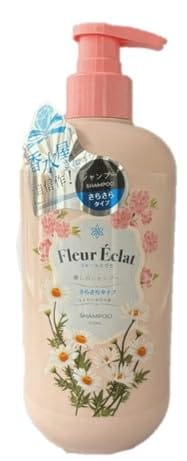 香水屋さんの自信作 F l e u r É c l a t － フルールエクラ－　シャンプー「さらさら」 香り　　：ほんのりお花の香り 内容量　：500mL 生産国　：日本 JAN　：4580766090539 日々のシャンプータイムを特別なひとときに変える『F l e u r É c l a t － フルールエクラ－　シャンプー「さらさら」』の登場です。さらさらとした仕上がりで、軽やかで扱いやすい髪に導きます。厳選された成分が髪をやさしく洗い上げ、毎日のスタイリングが楽しくなること間違いなしです。 ●軽やかな仕上がりを実感できるさらさらの感触が魅力で、特にボリュームを求める髪質におすすめです。 ●穏やかな香りが髪を包み込み、シャンプー後も心地よい香りが持続します。 ●植物由来成分・保湿成分を豊富に配合し、髪をやさしくいたわることにこだわった処方です。 《使用方法》 髪全体をぬらした後、適量をなじませよく泡立てて洗い、その後十分すすいでください。 《成分》 水、ラウレス硫酸Na、コカミドプロピルヒドロキシスルタイン、塩化Na、コカミドプロピルジメチルアミン、コカミドプロピルベタイン、グリセリン、香料、ソルビン酸K、ヒドロキシプロピルメチルセルロース、EDTA－2Na、クエン酸、加水分解コラーゲン、オプンティアストレプタカンサエキス、ドクダミエキス、クリサンテルムインジクムエキス、スベリヒユエキス、オウゴン根エキス、1，2－ヘキサンジオール、ヒドロキシアセトフェノン、カラメル、黄5 《使用上・保管上の注意》 ◇肌に傷・はれもの・湿疹など異常が生じていないかよく注意し、 異常のある時は使わない。◇使用中(または使用した肌に直射日光があたり)、赤み・はれ・かゆみ・刺激等の異常があらわれたら使用を中止し、皮フ科医等へ相談する。◇目に入らないよう注意し、入った時はすぐに十分洗い流す。異常が残る場合は、眼科医に相談する。◇開封後は、なるべく早く使い切るようにする。◇極端に低温または高温、多湿の場所、直射日光を避け、乳幼児の手の届かない所に保管する。◇ノズル先端で中身が固まり、強く押した 時に液体が飛び出す場合があるので注意する。◇植物成分などを配合して いる特性上、濁り・沈殿・変色が生じる可能性があるが、品質に問題はない。 『F l e u r É c l a t － フルールエクラ－　シャンプー「さらさら」』で、あなたの髪に軽やかな美しさとさらさらの手触りを実感してみませんか。毎日をもっと素敵に彩りましょう！ さらさら シャンプー　スムース シャンプー　サラサラ シャンプー　アミノ酸 シャンプー サラサラ　PPT シャンプー 軽やか　ノンシリコン サラサラ シャンプー　さらさら ツヤ 髪 シャンプー