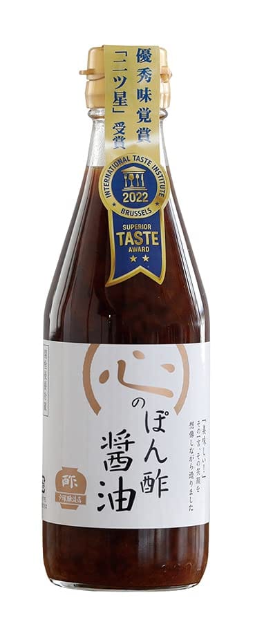 純粋米酢「心の酢」、高知産有機ゆず果汁使用 だしの旨みとまろやかな酸味 ■山形産有機コシヒカリでつくった「心の酢」使用 ■かつお厚削り、みついし昆布、原木栽培乾しいたけでだしをとっている ■鍋物やサラダ、餃子のたれなどさまざまな料理に 【原材料】 醤油、醸造酢(心の酢)、ゆず果汁[ゆず(高知産)]、本みりん、粗糖、味噌、食塩、かつお削り節、昆布(北海道 産)、乾しいたけ(大分産) 【開封前賞味期間】 常温で1年6ヶ月 【開封後の保存方法】 冷蔵庫に保存の上お早めに召し上がりください。 【調理法・使用方法】 鍋物やサラダ、餃子のたれなど様々な料理にご利用ください。 【栄養成分表示】 100g(当たり)／エネルギー 60kcal／タンパク質 3.4g／脂質 0.3g／炭水化物 11.1g／食塩相当量 7.1g 【アレルゲン】 小麦、大豆 【販売者名・輸入者名】 株式会社戸塚