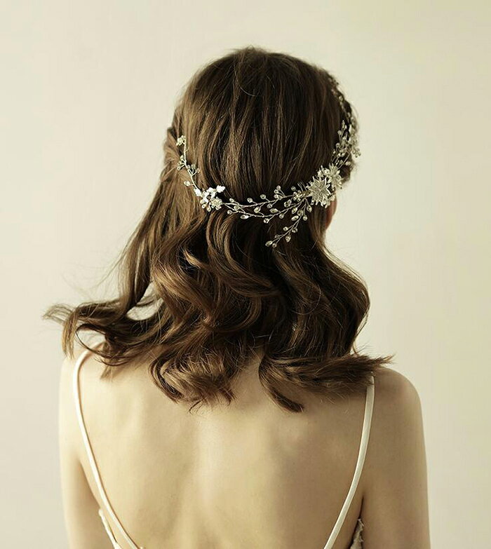 DRESS B’SWEET(ビースイート)のコーム髪飾り 結婚式 ヘアコサージュ ウェディング ヘッドドレス レディース髪飾り ヘアーアクセサリー ブライダルジュエリー ウェディング小物【サイズ：約40cm×8cm】【シルバー・ゴールド】【ac136jd】｜アングル3