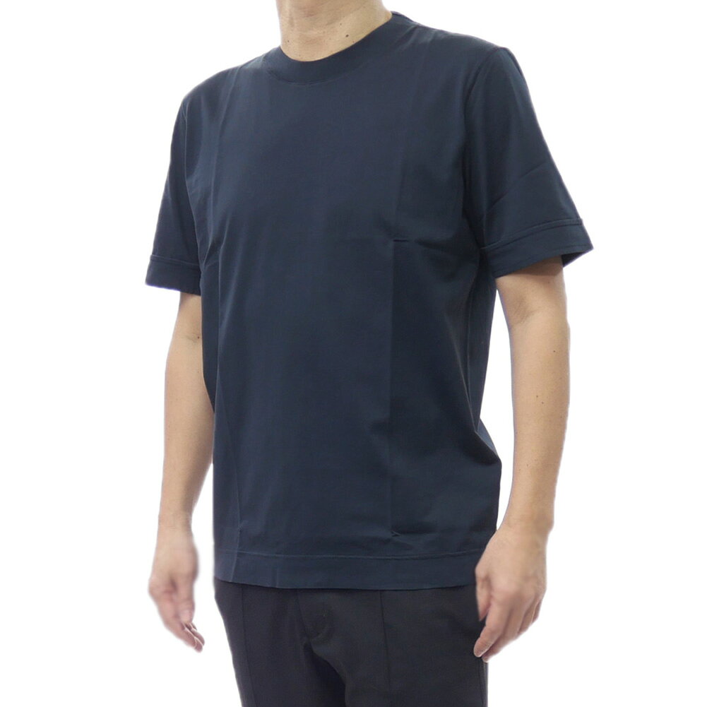 サイズ（単位：cm） 【44】肩幅40/胸囲96/着丈65/袖丈25 【46】肩幅41/胸囲100/着丈67/袖丈26 【48】肩幅43/胸囲103/着丈67/袖丈26 【50】肩幅45/胸囲106/着丈69/袖丈27 【52】肩幅47/胸囲112/着丈70/袖丈27 ※記載寸法はすべてスタッフの手作業による採寸（実寸）となります。また、商品によっては微妙に個体差が生じることもあるため、実際の商品と若干異なる場合がございます。あらかじめご了承ください。 撮影着用サイズ サイズ：48 モデル：身長173cm 体重63kg・標準体型 （通常着用サイズ：EU:S〜M イタリア:44〜46 インチ:29 JPN:M） ＜試着感：48サイズ着用でスリムな着用感でした。＞ アイテム説明 最高品質のコットンピケを贅沢に採用したクルーネックTシャツ。ミニマルなデザインでソフトな肌触りと通気性に優れた快適な着心地です。1枚はもちろん重ね着のインナーとしてもおすすめで、ボトムを選ばずにコーディネートが決まる一着です♪ 仕様 クルーネック カラー ネイビー（598） 生産国 イタリア 素材 コットン100％ シーズン 2026春夏コレクション 型番 60131 66512 お問い合わせ番号 GS26SS306 ≫ GRAN SASSOの商品一覧へお問い合わせ番号 GS26SS306 シーズン 2026春夏コレクション 型番 60131 66512 カラー ネイビー（598） 生産国 イタリア 素材 コットン100％ 撮影着用サイズ サイズ：48 モデル：身長173cm 体重63kg・標準体型 （通常着用サイズ：EU:S〜M イタリア:44〜46 インチ:29 JPN:M） ＜試着感：48サイズ着用でスリムな着用感でした。＞ 仕様 クルーネック コメント 最高品質のコットンピケを贅沢に採用したクルーネックTシャツ。ミニマルなデザインでソフトな肌触りと通気性に優れた快適な着心地です。1枚はもちろん重ね着のインナーとしてもおすすめで、ボトムを選ばずにコーディネートが決まる一着です♪ サイズ（単位：cm） 【44】肩幅40/胸囲96/着丈65/袖丈25 【46】肩幅41/胸囲100/着丈67/袖丈26 【48】肩幅43/胸囲103/着丈67/袖丈26 【50】肩幅45/胸囲106/着丈69/袖丈27 【52】肩幅47/胸囲112/着丈70/袖丈27 ※記載寸法はすべてスタッフの手作業による採寸（実寸）となります。また、商品によっては微妙に個体差が生じることもあるため、実際の商品と若干異なる場合がございます。あらかじめご了承ください。 【 ご注意事項 】 入荷時期により、商品のディテール、タグや付属品、原産国等、一部仕様が商品説明と異なる場合がございます。あらかじめご了承ください。 掲載商品画像はご利用環境等により実際の商品と色味や質感などに若干の誤差が生じる場合がございます。あらかじめご了承ください。 掲載商品は他店舗でも販売しております。在庫管理には十分配慮しておりますが、タイミングによりご注文の商品をご用意できない場合があり、その際は誠に申し訳ございませんがご注文をキャンセルさせていただきます。 販売価格は予告なく変更させていただく場合がございます。 こちらの商品は並行輸入品となります。 ≫ GRAN SASSOの商品一覧へ