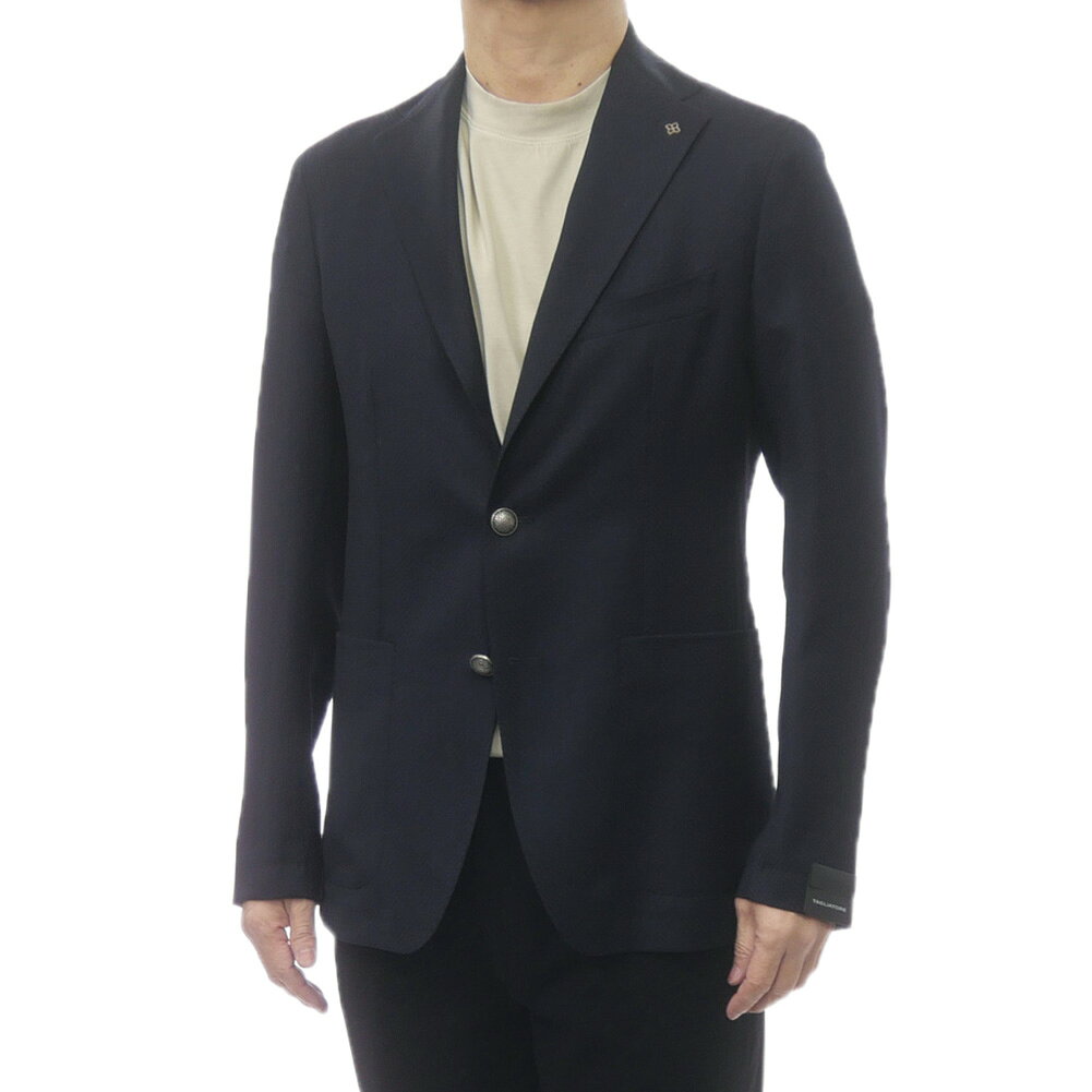 サイズ（単位：cm） 【44】肩幅43/胸囲100/着丈70/袖丈63 【46】肩幅45/胸囲102/着丈71/袖丈63 【48】肩幅46/胸囲108/着丈72/袖丈63 【50】肩幅47/胸囲110/着丈73/袖丈64 ※記載寸法はすべてスタッフの手作業による採寸（実寸）となります。また、商品によっては微妙に個体差が生じることもあるため、実際の商品と若干異なる場合がございます。あらかじめご了承ください。 撮影着用サイズ サイズ：46 モデル：身長173cm 体重63kg・標準体型 （通常着用サイズ：EU:S～M イタリア:44～46 インチ:28～29 JPN:M） ＜試着感：46サイズ着用でスリムな着用感でした。＞ アイテム説明 上品でありながらどこかレトロな雰囲気の色合いが特徴的なタリアトーレの定番モデル「DAKAR」のジャケット。左胸の襟にはメタル製のブートニエールにノッチドラペル・裏地なし・シングル2B・サイドベンツ。向こうが透けて見えるような軽量で薄手の素材を使用しており、暖かい時期にピッタリな生地感となっております。キレイめなコーディネートには勿論、ボトムを選ばず、幅広くお使い頂けます♪ ※袖口はアンフィニッシュ（未処理）仕様となっております。当店ではお直しは承っておりませんので、ご購入後にお近くのお直し専門店へご相談くださいますようお願いいたします。また、仕付け糸を切った場合やお直し後のサイズ交換・返品はお受けいたしかねます。あらかじめご了承ください。 仕様 ノーパッド、2ボタン、サイドベンツ、袖口アンフィニッシュ（未処理）仕様、付属品：ラペルピン カラー ネイビー（B1131） 生産国 イタリア 素材 ラナウール100％ シーズン 2026春夏コレクション 型番 G-DAKAR22K 120187S お問い合わせ番号 TL26SS302 ≫ TAGLIATOREの商品一覧へお問い合わせ番号 TL26SS302 シーズン 2026春夏コレクション 型番 G-DAKAR22K 120187S カラー ネイビー（B1131） 生産国 イタリア 素材 ラナウール100％ 撮影着用サイズ サイズ：46 モデル：身長173cm 体重63kg・標準体型 （通常着用サイズ：EU:S〜M イタリア:44〜46 インチ:28〜29 JPN:M） ＜試着感：46サイズ着用でスリムな着用感でした。＞ 仕様 ノーパッド、2ボタン、サイドベンツ、袖口アンフィニッシュ（未処理）仕様、付属品：ラペルピン コメント 上品でありながらどこかレトロな雰囲気の色合いが特徴的なタリアトーレの定番モデル「DAKAR」のジャケット。左胸の襟にはメタル製のブートニエールにノッチドラペル・裏地なし・シングル2B・サイドベンツ。向こうが透けて見えるような軽量で薄手の素材を使用しており、暖かい時期にピッタリな生地感となっております。キレイめなコーディネートには勿論、ボトムを選ばず、幅広くお使い頂けます♪ ※袖口はアンフィニッシュ（未処理）仕様となっております。当店ではお直しは承っておりませんので、ご購入後にお近くのお直し専門店へご相談くださいますようお願いいたします。また、仕付け糸を切った場合やお直し後のサイズ交換・返品はお受けいたしかねます。あらかじめご了承ください。 サイズ（単位：cm） 【44】肩幅43/胸囲100/着丈70/袖丈63 【46】肩幅45/胸囲102/着丈71/袖丈63 【48】肩幅46/胸囲108/着丈72/袖丈63 【50】肩幅47/胸囲110/着丈73/袖丈64 ※記載寸法はすべてスタッフの手作業による採寸（実寸）となります。また、商品によっては微妙に個体差が生じることもあるため、実際の商品と若干異なる場合がございます。あらかじめご了承ください。 【 ご注意事項 】 入荷時期により、商品のディテール、タグや付属品、原産国等、一部仕様が商品説明と異なる場合がございます。あらかじめご了承ください。 掲載商品画像はご利用環境等により実際の商品と色味や質感などに若干の誤差が生じる場合がございます。あらかじめご了承ください。 掲載商品は他店舗でも販売しております。在庫管理には十分配慮しておりますが、タイミングによりご注文の商品をご用意できない場合があり、その際は誠に申し訳ございませんがご注文をキャンセルさせていただきます。 販売価格は予告なく変更させていただく場合がございます。 こちらの商品は並行輸入品となります。 ≫ TAGLIATOREの商品一覧へ