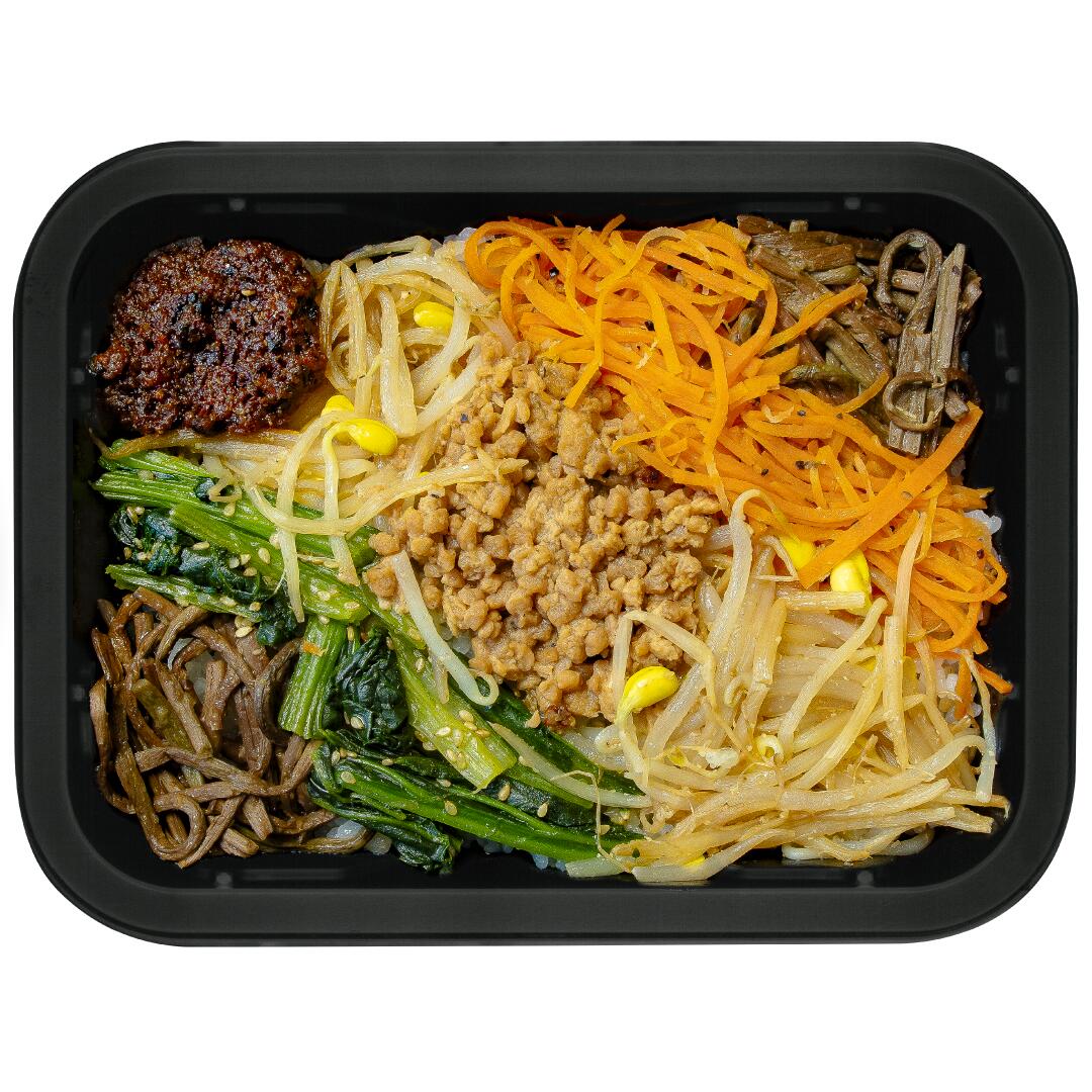 1/3日分の野菜を使用した、彩り豊かなビビンパです。 大豆ミートそぼろと4種類のナムルを合わせ、素材それぞれの味わいと食感を生かしました。 小松菜のほどよい食感と、ごま油の香ばしい風味が食欲をそそります。 自家製コチュジャン風味噌は、辛さの中にほんのり甘みを感じる特製ブレンド。 半分ほど混ぜるとマイルドに、よく混ぜるとしっかりとした辛さをお楽しみいただけます。 BizSPOTのヴィーガン弁当は味付けがしっかりめで食べ応え抜群。 ヴィーガン食は味が薄い？そんな印象をがらっと変えます！ 毎日の一食を電子レンジで無理なく手間なくヴィーガンにして健康に。 長年お弁当の開発に携わってきた専門のシェフによる完全監修で作成。 肉、魚、卵、乳製品を一切使わず、こだわり抜いた植物由来原料のみを使用しています。 ハラール認証取得！ スラーム法において合法なもののことをハラールといい、非合法なもののことをハラームといいます。 ハラール認証とは、ムスリムが許されたものとして使用するもの（化粧品、薬）、食べもの（加工食品、レストラン）、運搬、保管などに対して担保された証明の仕組みです。 このたびBizSPOTでは、一般財団法人ジャパン・ハラール・ファンデーションによるハラール認証を取得いたしました。 〔関連ワード〕 ビビンバ ビビンパ 冷凍ビビンバ 冷凍ビビンパ ヴィーガン ベジタリアン 韓国料理 韓国グルメ 韓国ごはん 冷凍弁当 ヴィーガン冷凍弁当 ベジタリアン冷凍弁当 プラントベース 植物性 動物性原料不使用 大豆ミート ナムル 小松菜ナムル ぜんまいナムル 人参ナムル もやしナムル コチュジャン ピリ辛 1/3日分の野菜がとれる 時短ごはん 簡単ごはん おうちランチ 冷凍ランチ オフィスランチ 温めるだけ 電子レンジ調理 手軽なランチ 韓国風弁当 ACCEA BizSPOT アクセア ACCEA CAFE