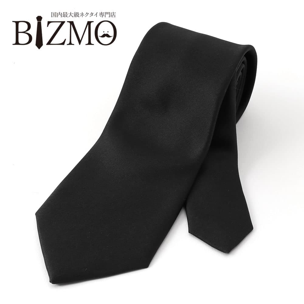 ふじやま織 シルクネクタイ [necktie]生地づくりから縫製まで、すべて日本国内で行ったこだわりの日本製シルクネクタイです。シルクならではの艶となめらかさはあなたのVゾーンをワンランクアップさせてくれます。安心の日本製で、高品質で使いやすい。シルク100％なので、上品な光沢感はもちろん、形も綺麗なままキープしてくれます。お葬式などのフォーマルシーンでもお使いいただけます。型番TIE-SLJ-SOLID-BLK商品情報シルク100％安心の日本製サイズ・素材・カラー剣先幅：(約)8cm(レギュラー)全長：(約)145cm※±1cm程度の個体差が生じる場合があります。シルク100％ブラック付属品-この商品のお問い合わせ番号BZR-item-63161ワイシャツとネクタイ専門店 ビズモについて当店はネクタイとワイシャツをメインにメンズビジネスアパレルを幅広く扱うメンズアパレルショップです。ネクタイは「洗えるネクタイ」を中心に、シルク混ネクタイ、キャラクターネクタイ、シルクネクタイ等多数取り扱っております。当店でも特に人気の「洗えるネクタイ」は洗濯ネットに入れてご家庭の洗濯機でお洗濯可能なのが一番のメリット。食事の際等に意外と汚れやすいネクタイ、お得なおまとめ買いがおすすめです。高品質な「シルクネクタイ」はプレゼントにもおすすめ！ボックス付きもご用意しております。隠れた人気商品にはワンタッチで着けられる「瞬間ネクタイ」も！ネクタイを結ぶのが苦手な方、首回りが締めつけられるのが苦手な方、手が不自由な方など、お困りの方に寄り添ったネクタイもございます。ネクタイやワイシャツの多くは、直接海外工場と連携・生産を行っているため、お手頃価格でご提供が可能です。お試ししやすい単品販売、お得なセット商品も多数ご用意しております。取扱商品ワイシャツ ニットシャツ ノーアイロンシャツ ネクタイ ネクタイピン カフリンクス カフス ビジネスバッグ ビジネスシューズ ベルト 雑貨 革小物 コインケース 財布 スリッパ 筆記具 ボールペン おすすめ用途・シーンビジネス フォーマル 冠婚葬祭 リクルート 就職活動 転職活動 大学生 社会人 男性 メンズ 紳士用 レディース 女性用 ユニセックス プレゼント ギフト 誕生日 お祝い バレンタイン クリスマス 成人式 卒業式 入学式 入学祝い 入社祝い 退職 転職こちらもオススメ人気No.1 大人のネクタイ国産シルク 上質ネクタイコストパフォーマンスNo.1やや細身のスタイリッシュネクタイ選べる楽しさ　定番から個性派まで貰ってうれしい ギフトに最適