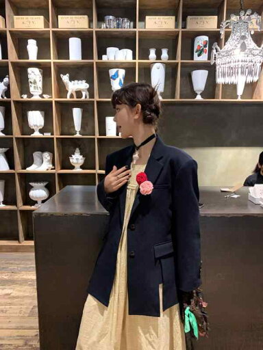 スーツ セットアップ ブルー ル ルージュ周 メイメイの ファッショ ニ スタは ダーク ブルーの ダブル ボタン フロントと バック スプリットの スーツ ジャケットを 愛用 しています スーツ セットアップ ブルー ル ルージュ周 メイメイの ファッショ ニ スタは ダーク ブルーの ダブル ボタン フロントと バック スプリットの スーツ ジャケットを 愛用 しています
