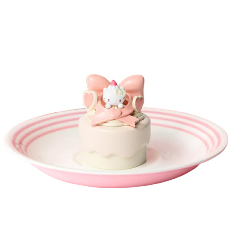 ハローキティのデザインが可愛い！ほいっぷしょーとけーき型のリップ＆チーク 『サンリオキャラクターズ』のほいっぷしょーとけーきリップ＆チークが登場！ ハローキティがデザインされたケーキの容器を開けると、リップ＆チークが入っています。 カラーは「アップルレッド」です。 ◆ よくあるご質問 Q. どんな容器に入っていますか？ A. ケーキ（ほいっぷしょーとけーき）の容器に入っています。 Q. どのキャラクターのデザインですか？ A. サンリオキャラクターズのハローキティのデザインです。 Q. カラーは何色ですか？ A. アップルレッドです。 Q. どこで製造されていますか？ A. 原産国は中国です。 商品仕様 商品名 サンリオキャラクターズ ほいっぷしょーとけーき Lil'Carry リップ＆チーク ハローキティ カラー アップルレッド ブランド・メーカー バンダイ BANDAI 原産国 中国 商品区分 化粧品 広告文責 株式会社黒船物流:048-954-5484 権利表記 （C）2026 SANRIO CO., LTD. APPROVAL NO. L670521