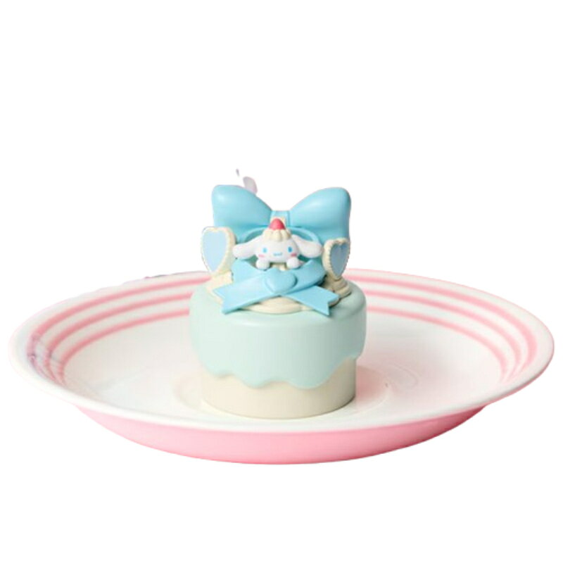 シナモロールのデザインが可愛い！ほいっぷしょーとけーき型のリップ＆チーク 『サンリオキャラクターズ』のほいっぷしょーとけーきリップ＆チークが登場！ シナモロールがデザインされたケーキの容器を開けると、リップ＆チークが入っています。 カラーは「ラズベリーレッド」です。 ◆ よくあるご質問 Q. どんな容器に入っていますか？ A. ケーキ（ほいっぷしょーとけーき）の容器に入っています。 Q. どのキャラクターのデザインですか？ A. サンリオキャラクターズのシナモロールのデザインです。 Q. カラーは何色ですか？ A. ラズベリーレッドです。 Q. どこで製造されていますか？ A. 原産国は中国です。 商品仕様 商品名 サンリオキャラクターズ ほいっぷしょーとけーき Lil'Carry リップ＆チーク シナモロール カラー ラズベリーレッド ブランド・メーカー バンダイ BANDAI 原産国 中国 商品区分 化粧品 広告文責 株式会社黒船物流:048-954-5484 権利表記 （C）2026 SANRIO CO., LTD. APPROVAL NO. L670521